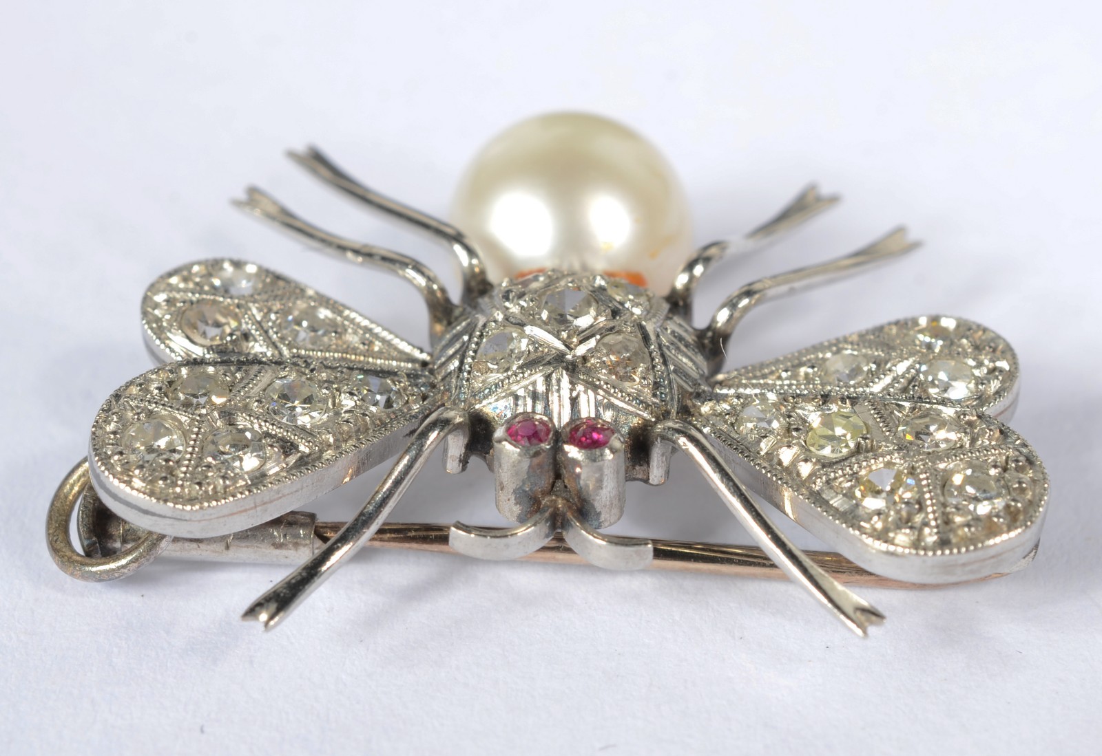 Broche de platina feitio abelha com brilhantes, perola e duas pedras... - foto 1 de 6