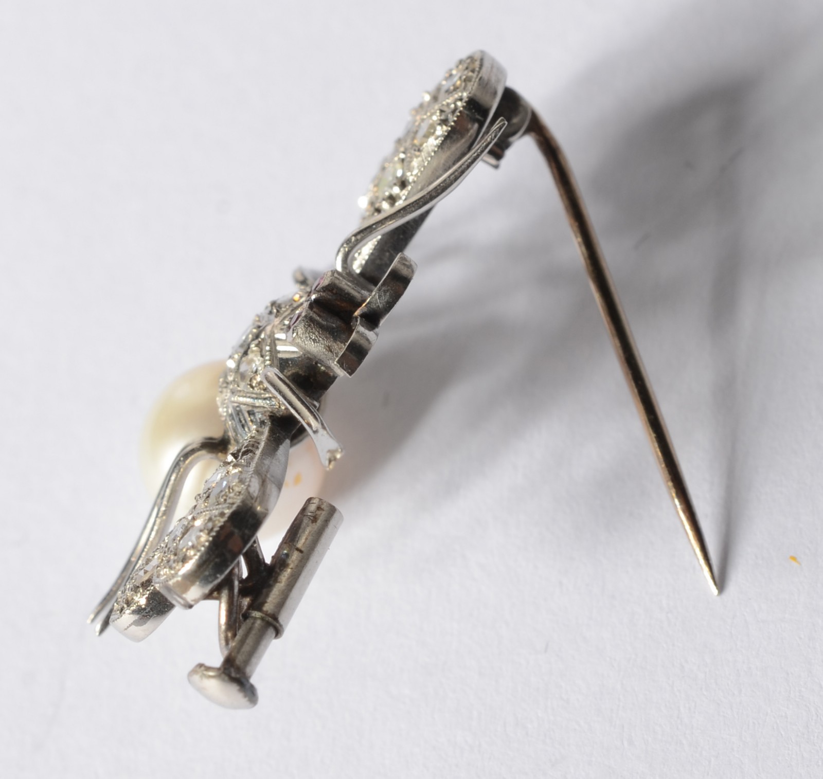 Broche de platina feitio abelha com brilhantes, perola e duas pedras... - foto 6 de 6