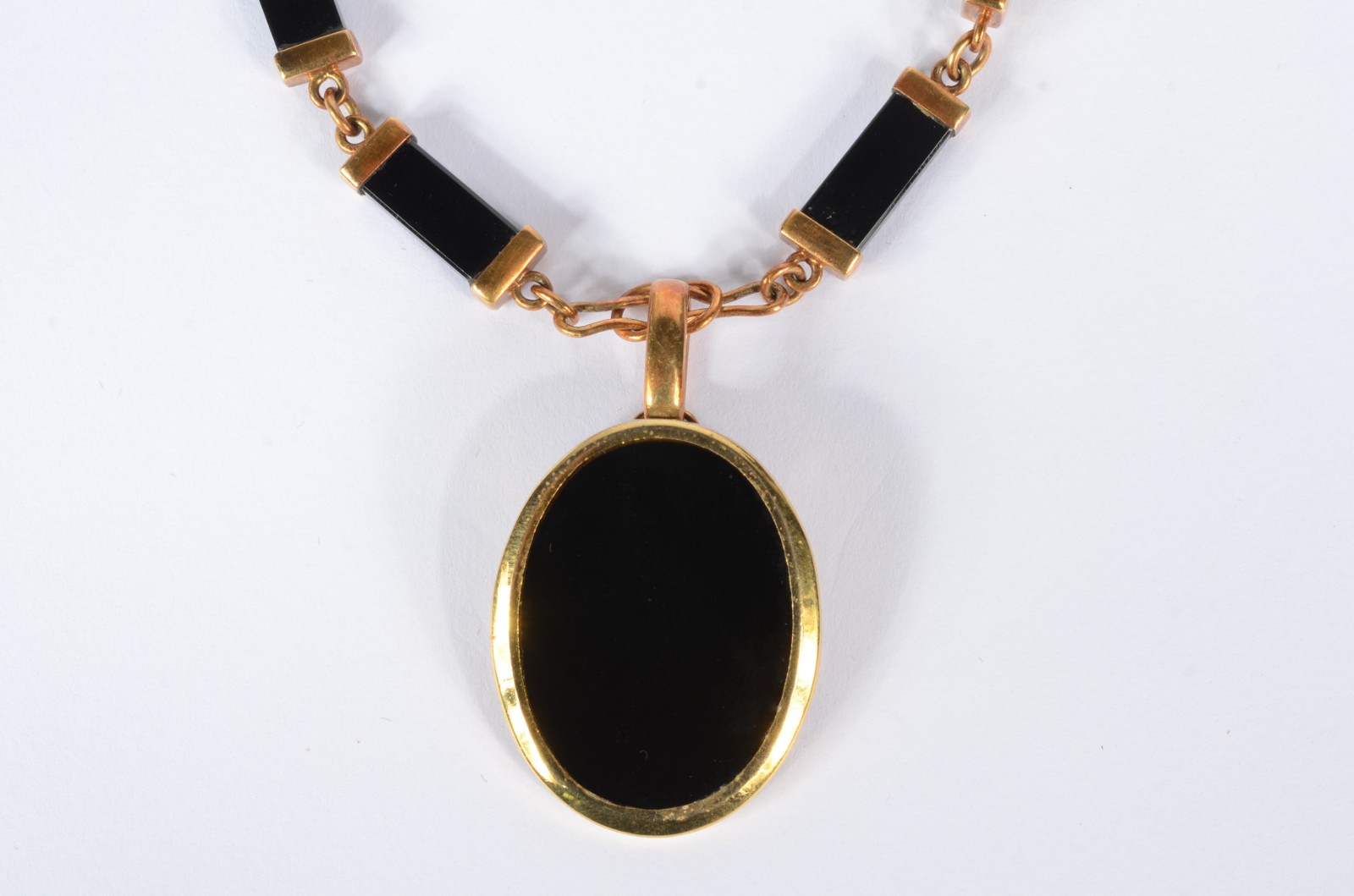 Colar de ouro 18 k., com detalhes em pedra ônix. (Por motivos de... - foto 1 de 8