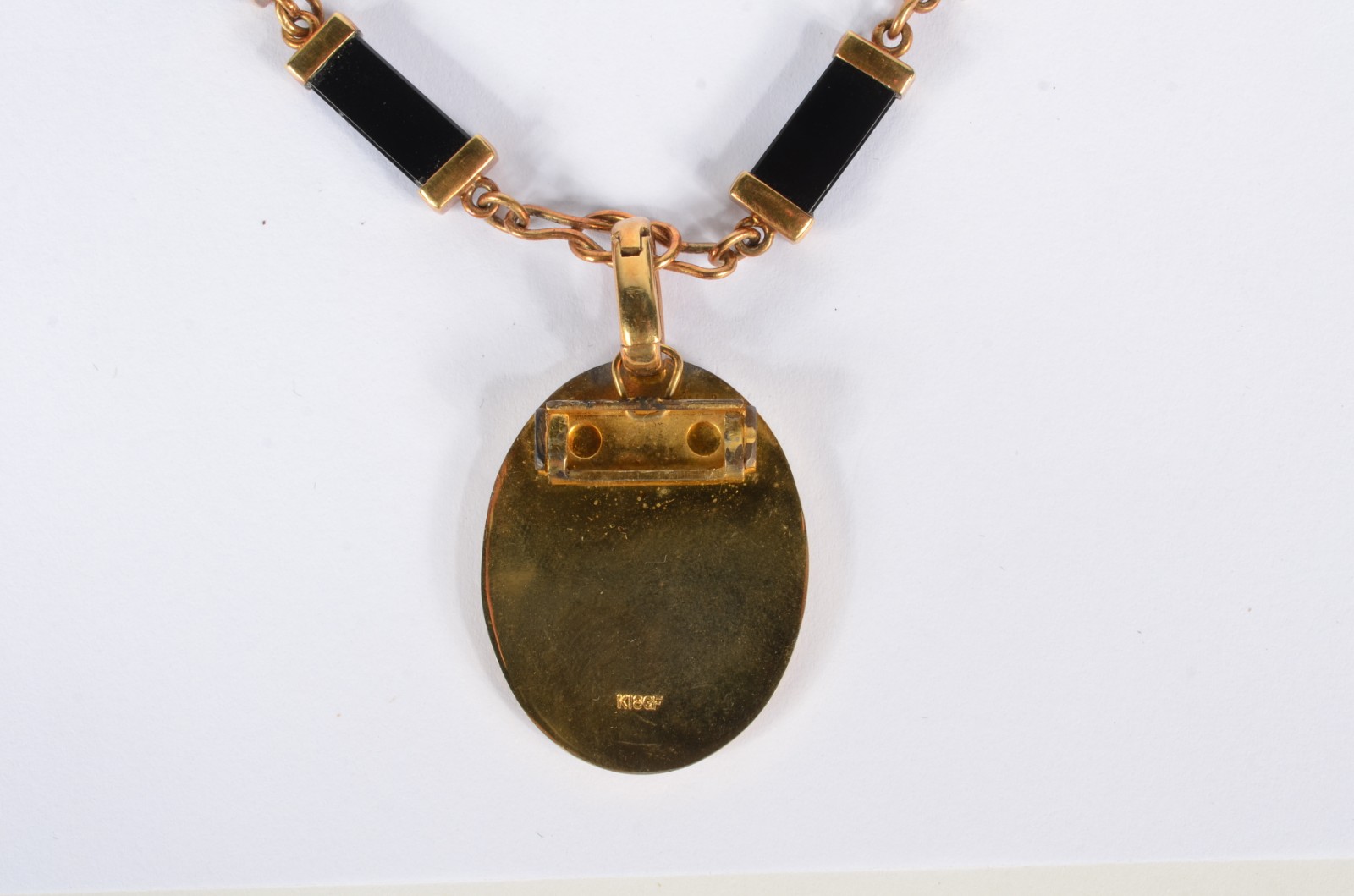 Colar de ouro 18 k., com detalhes em pedra ônix. (Por motivos de... - foto 6 de 8