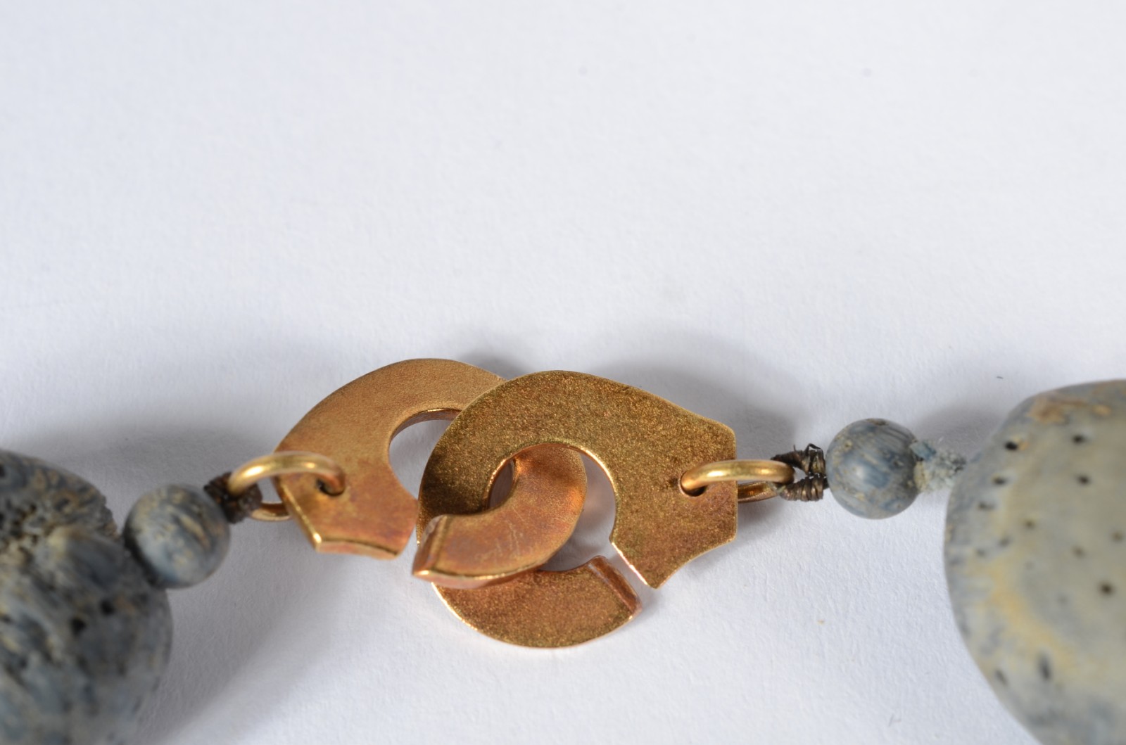 Colar de pedras vulcânicas com fecho de ouro 18 k. - foto 1 de 4