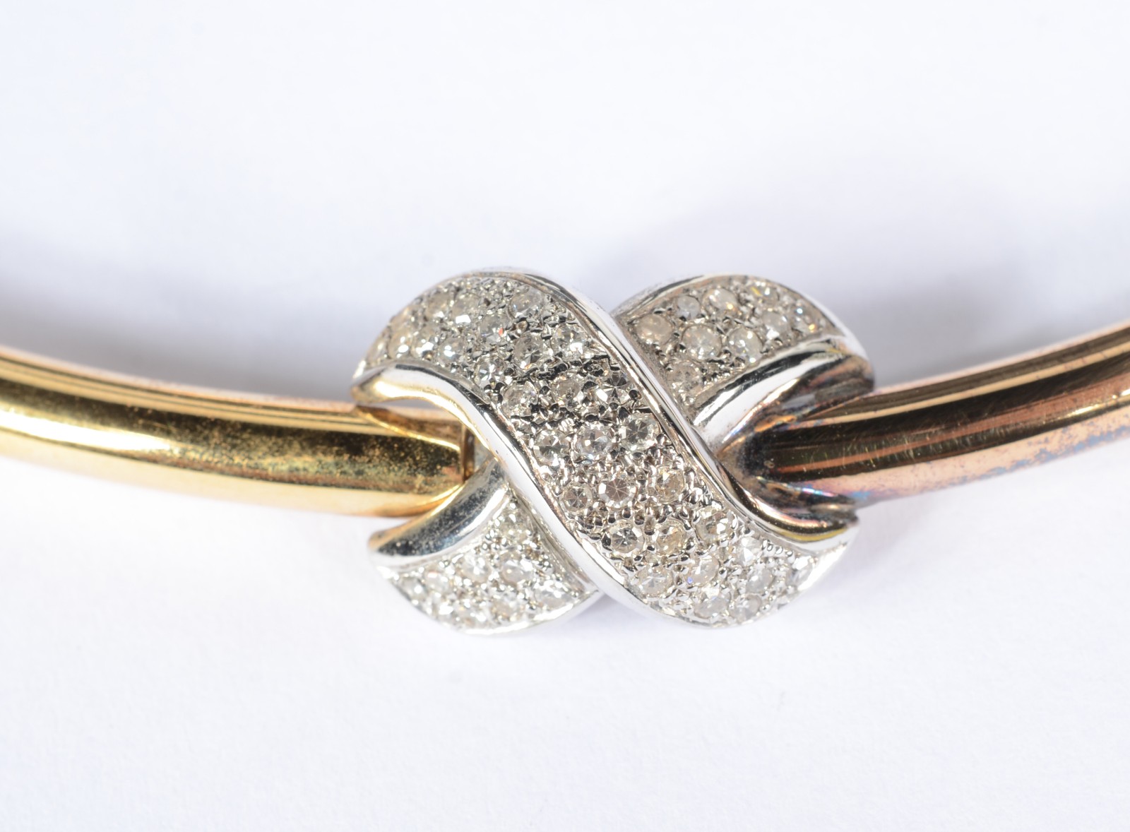 Conjunto de par de brincos e gargantilha de ouro 18k., com detalhes... - foto 2 de 10
