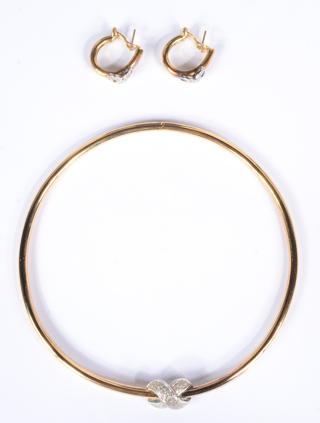 Conjunto de par de brincos e gargantilha de ouro 18k., com detalhes... - foto 1 de 10