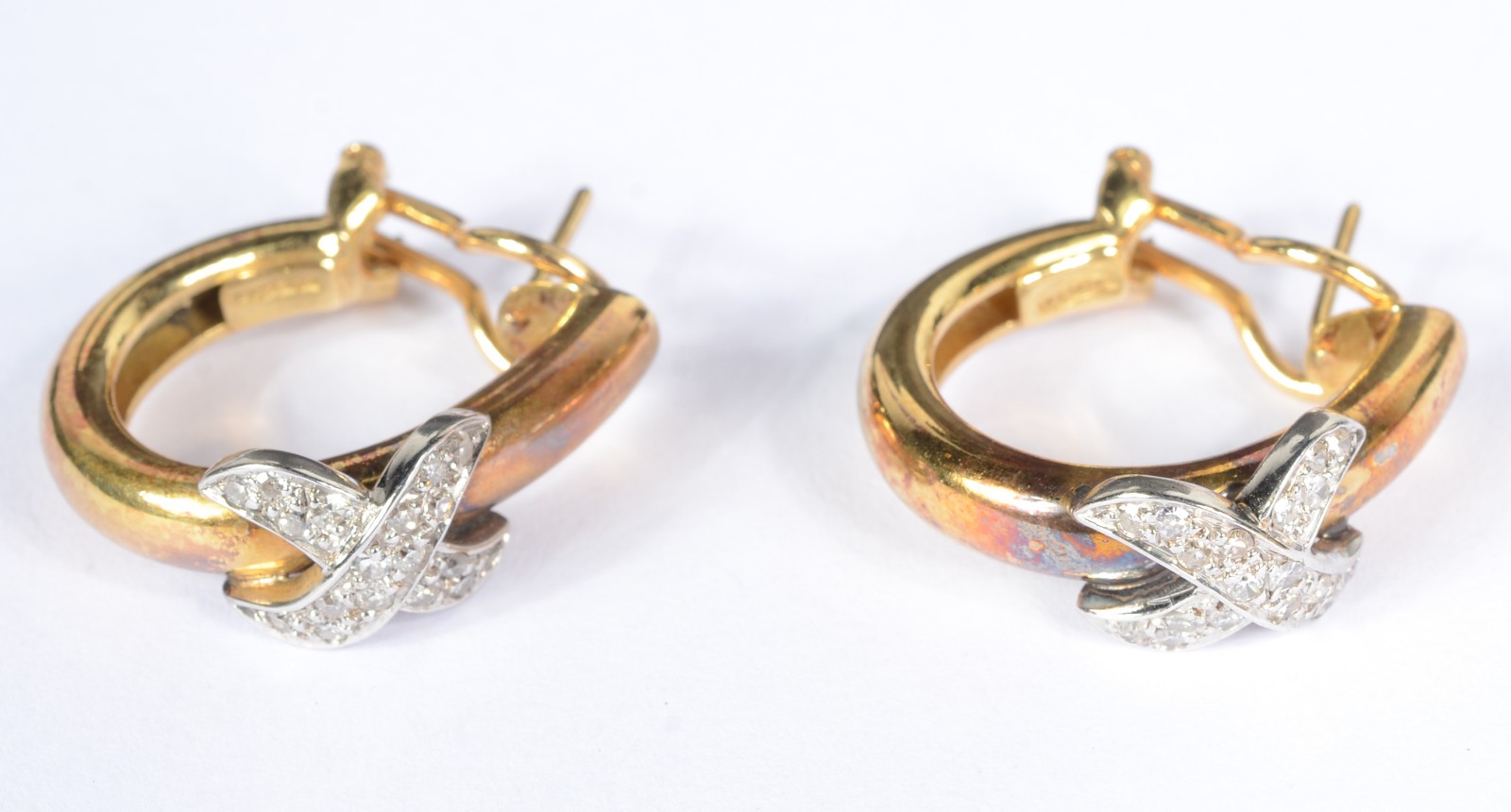 Conjunto de par de brincos e gargantilha de ouro 18k., com detalhes... - foto 3 de 10