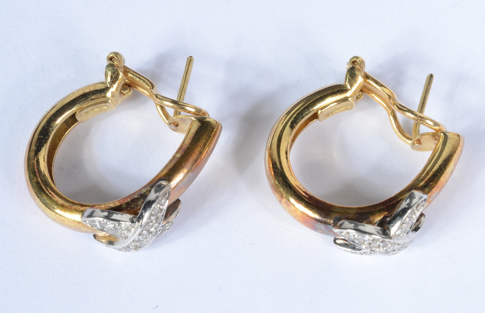 Conjunto de par de brincos e gargantilha de ouro 18k., com detalhes... - foto 4 de 10