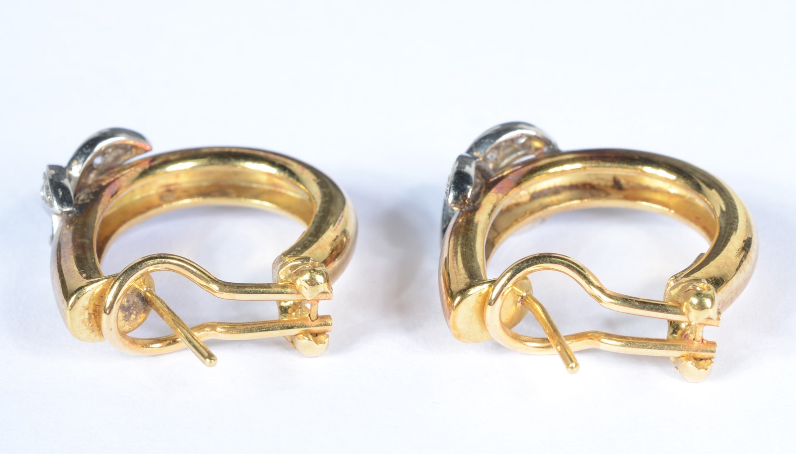 Conjunto de par de brincos e gargantilha de ouro 18k., com detalhes... - foto 5 de 10