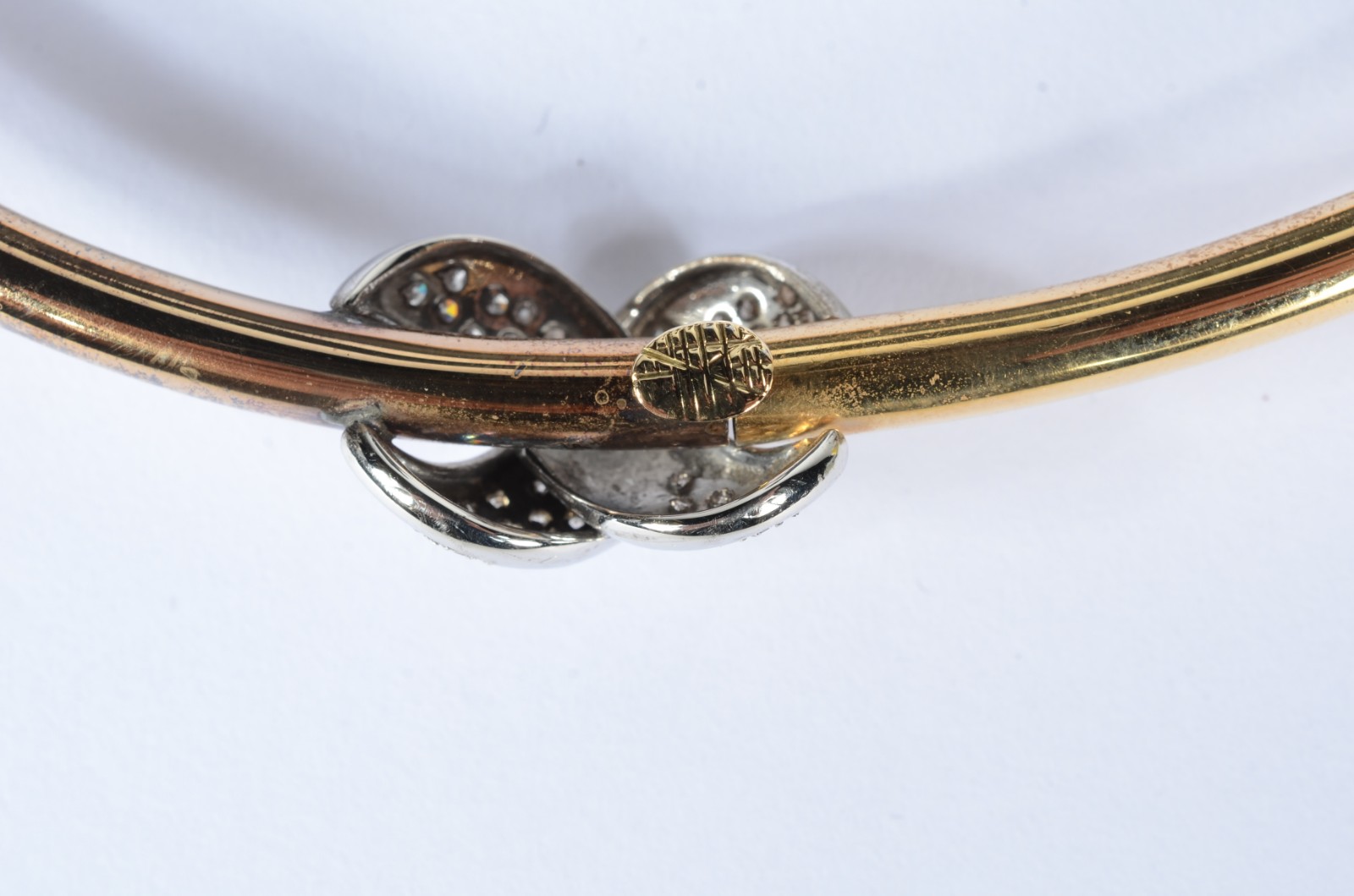Conjunto de par de brincos e gargantilha de ouro 18k., com detalhes... - foto 6 de 10