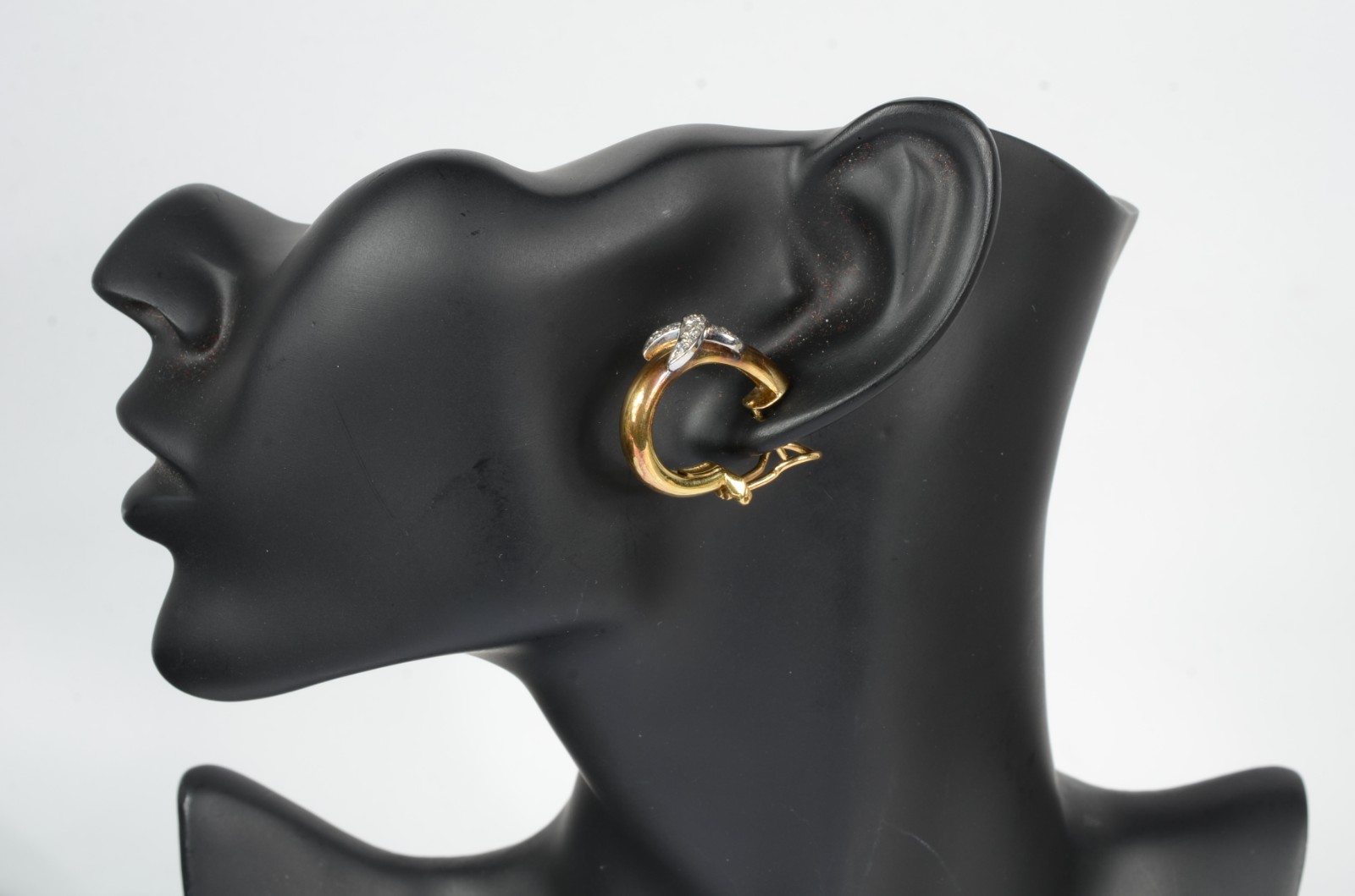 Conjunto de par de brincos e gargantilha de ouro 18k., com detalhes... - foto 7 de 10