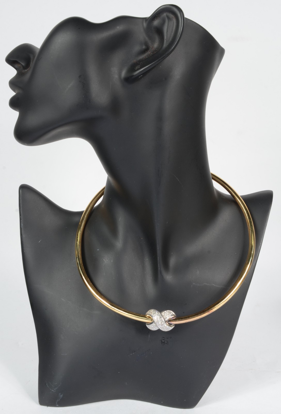 Conjunto de par de brincos e gargantilha de ouro 18k., com detalhes... - foto 9 de 10
