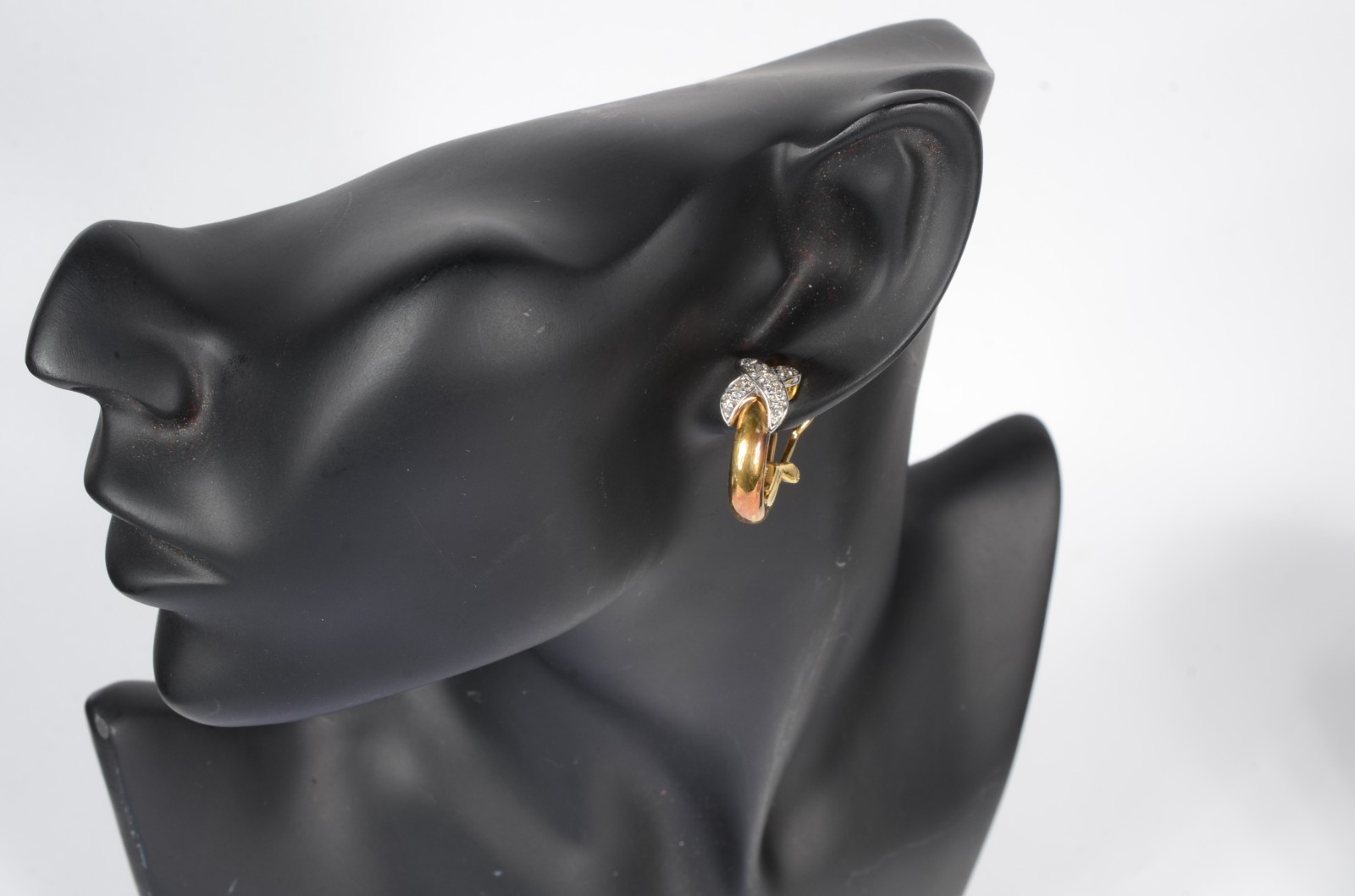 Conjunto de par de brincos e gargantilha de ouro 18k., com detalhes... - foto 10 de 10