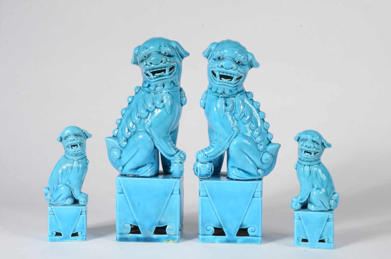 Quatro figuras de cerâmica azul turquesa representando cães de fó. - foto 1 de 5