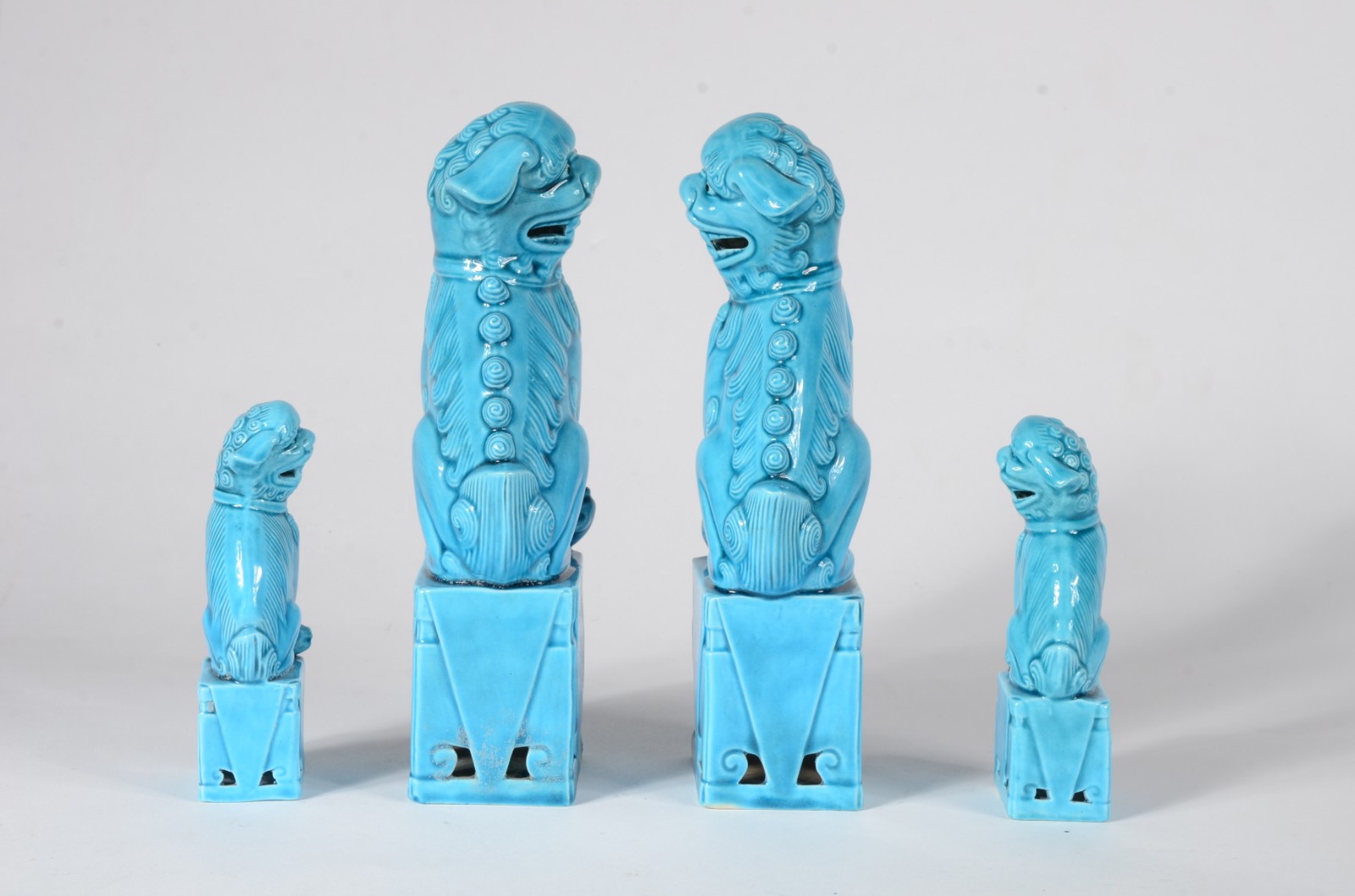 Quatro figuras de cerâmica azul turquesa representando cães de fó. - foto 2 de 5