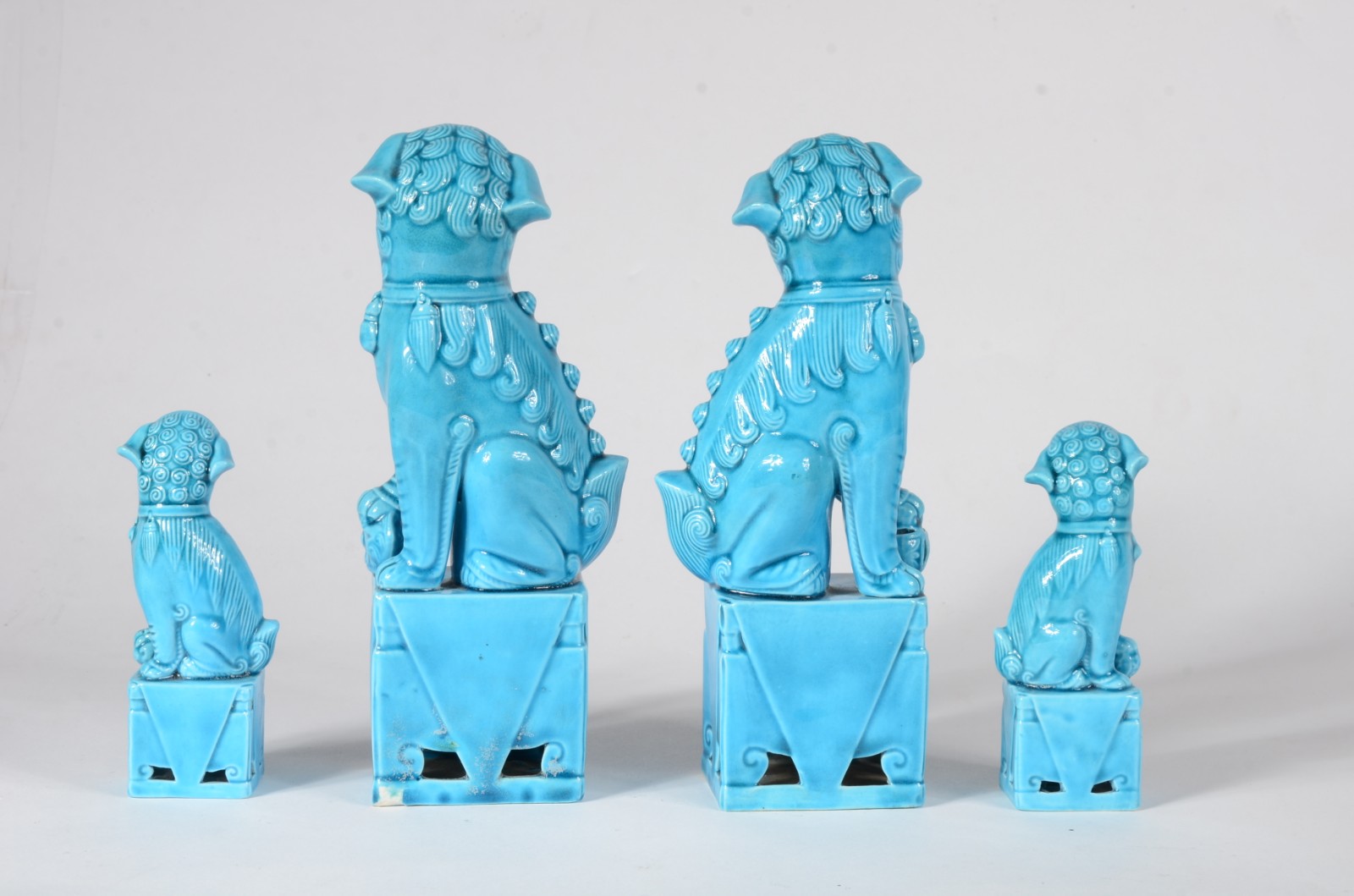 Quatro figuras de cerâmica azul turquesa representando cães de fó. - foto 3 de 5