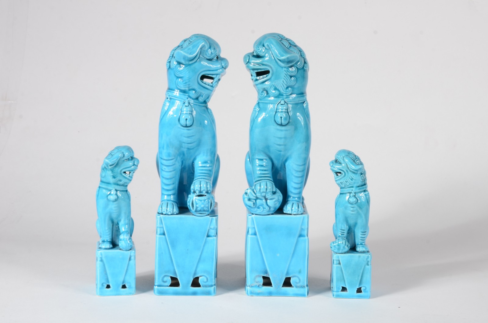 Quatro figuras de cerâmica azul turquesa representando cães de fó. - foto 4 de 5
