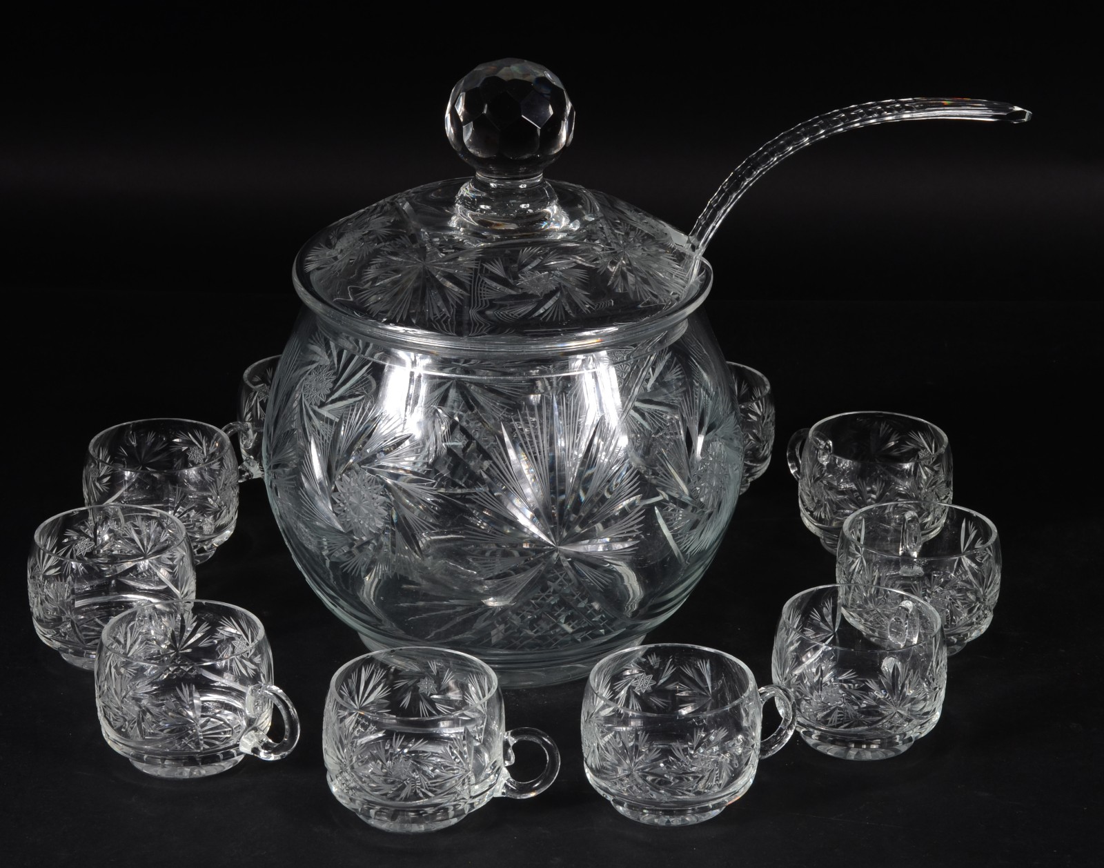 Poncheira de cristal tcheco lapidado com concha e 11 canecas. Canecas... - foto 1 de 10