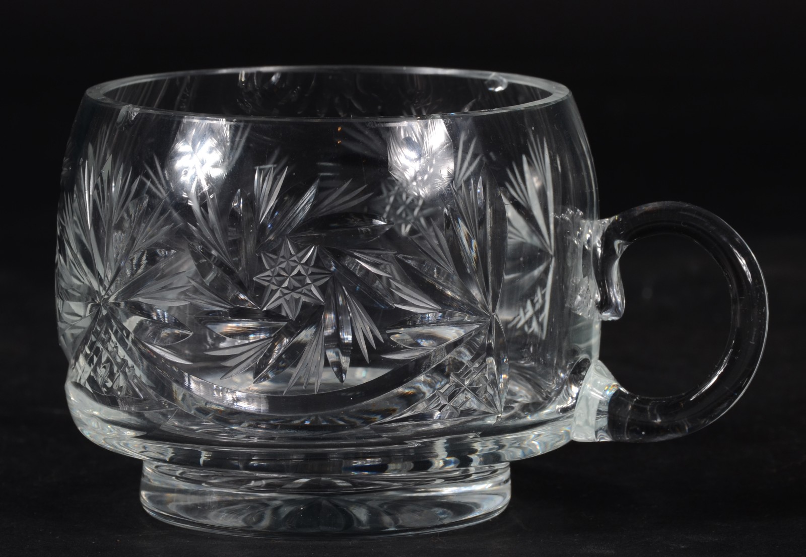 Poncheira de cristal tcheco lapidado com concha e 11 canecas. Canecas... - foto 4 de 10