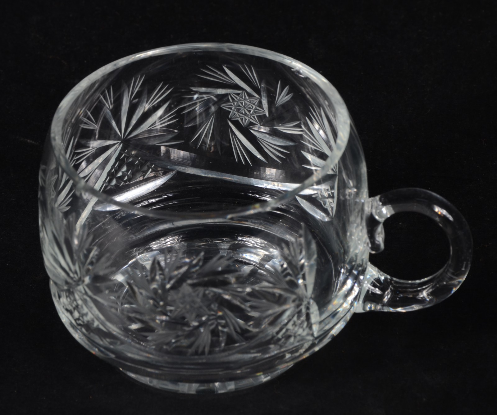 Poncheira de cristal tcheco lapidado com concha e 11 canecas. Canecas... - foto 5 de 10