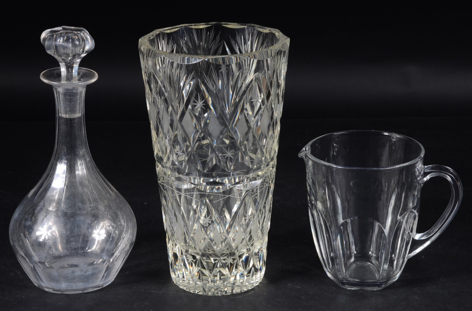 Três peças de cristal, sendo: vaso, licoreira (mofo) e jarra para... - foto 1 de 5