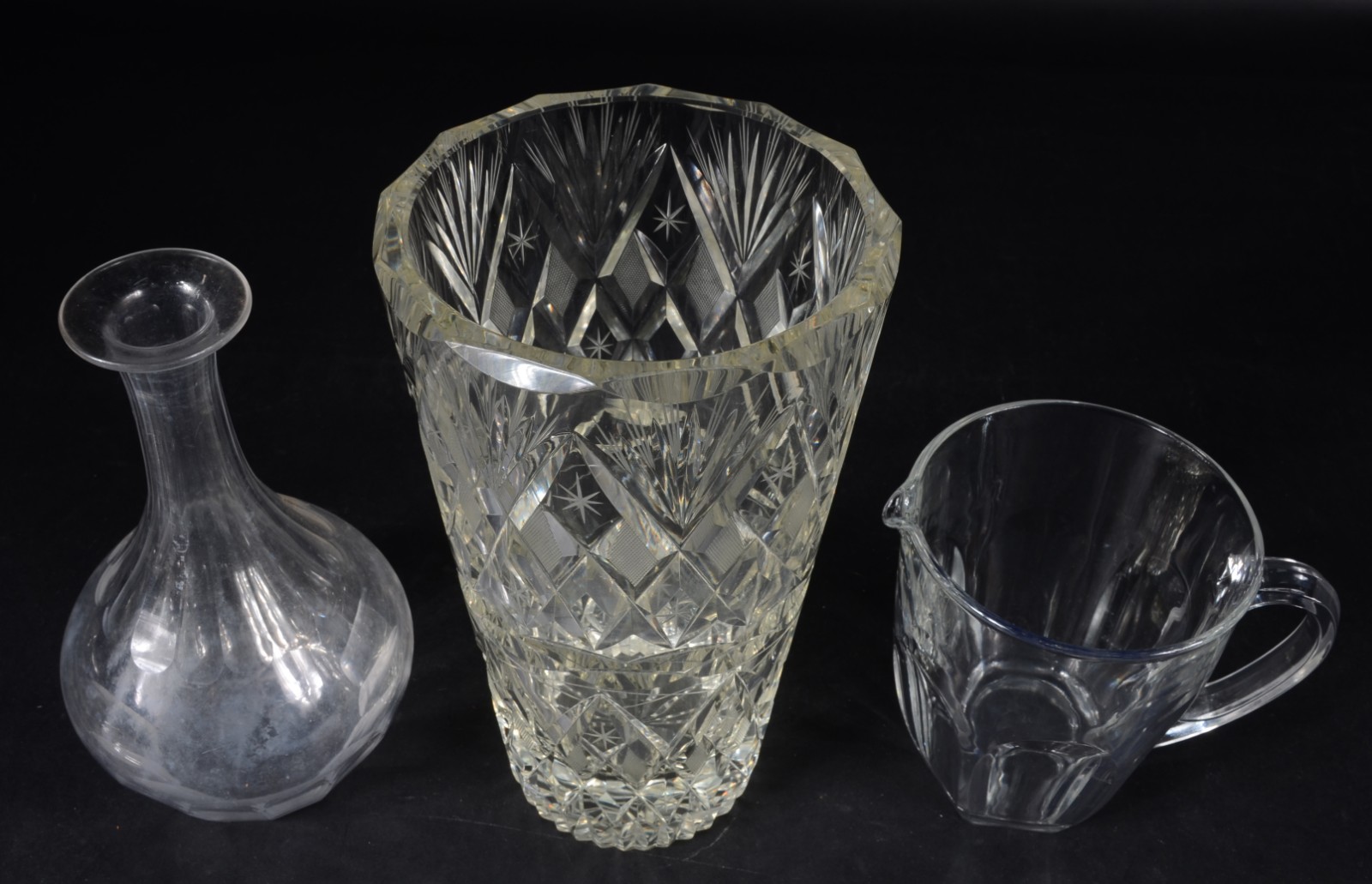 Três peças de cristal, sendo: vaso, licoreira (mofo) e jarra para... - foto 2 de 5