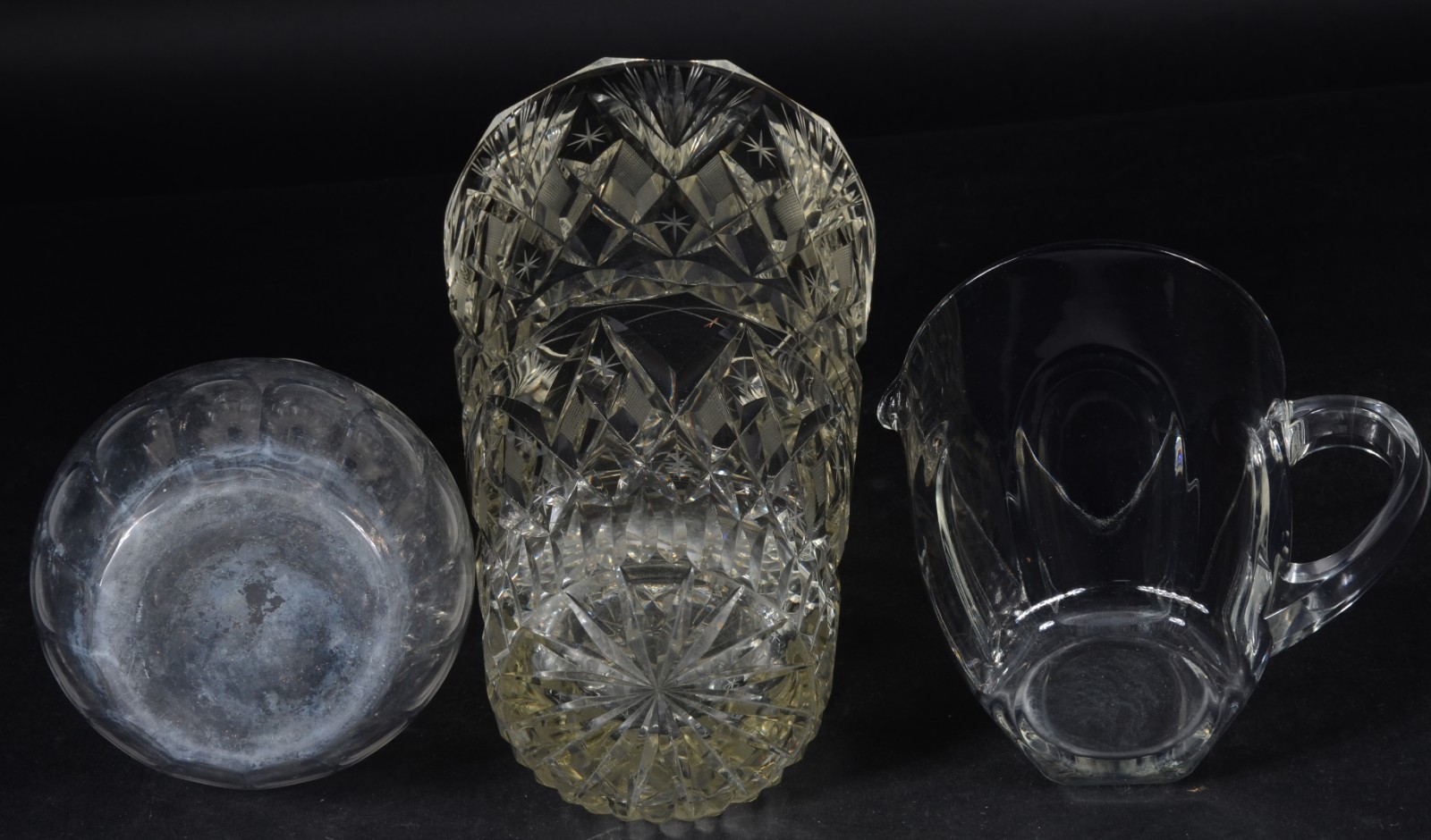 Três peças de cristal, sendo: vaso, licoreira (mofo) e jarra para... - foto 3 de 5