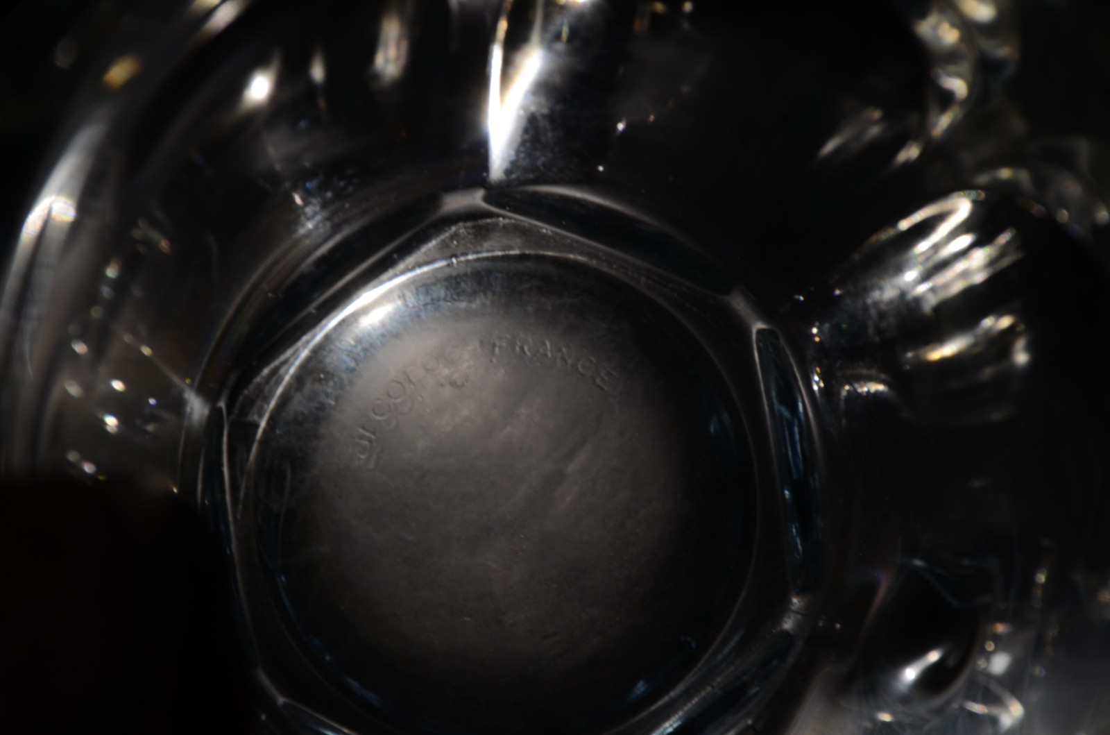 Três peças de cristal, sendo: vaso, licoreira (mofo) e jarra para... - foto 4 de 5