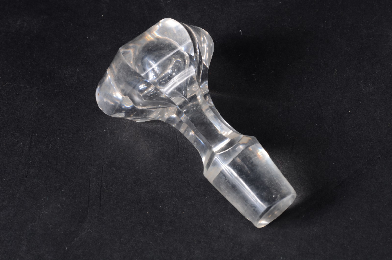 Três peças de cristal, sendo: vaso, licoreira (mofo) e jarra para... - foto 5 de 5