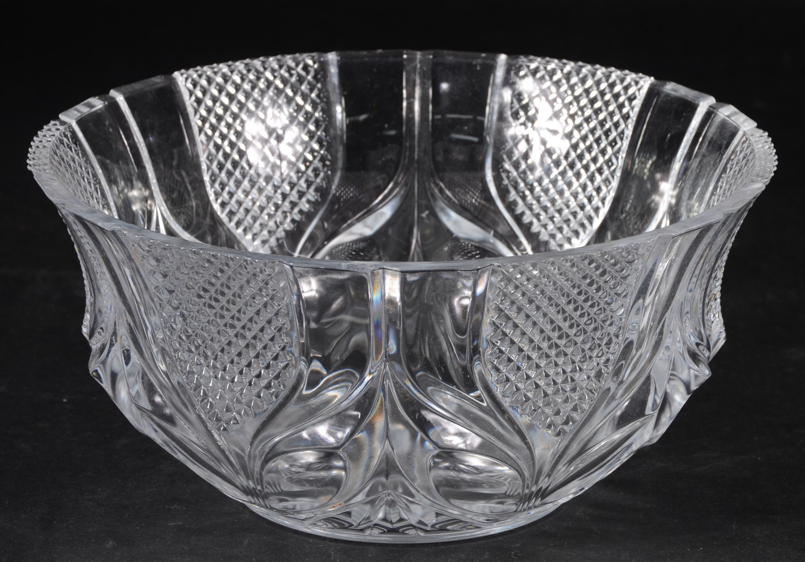Cinco peças diversas de cristal lapidado, sendo: fruteira, duas... - foto 4 de 9