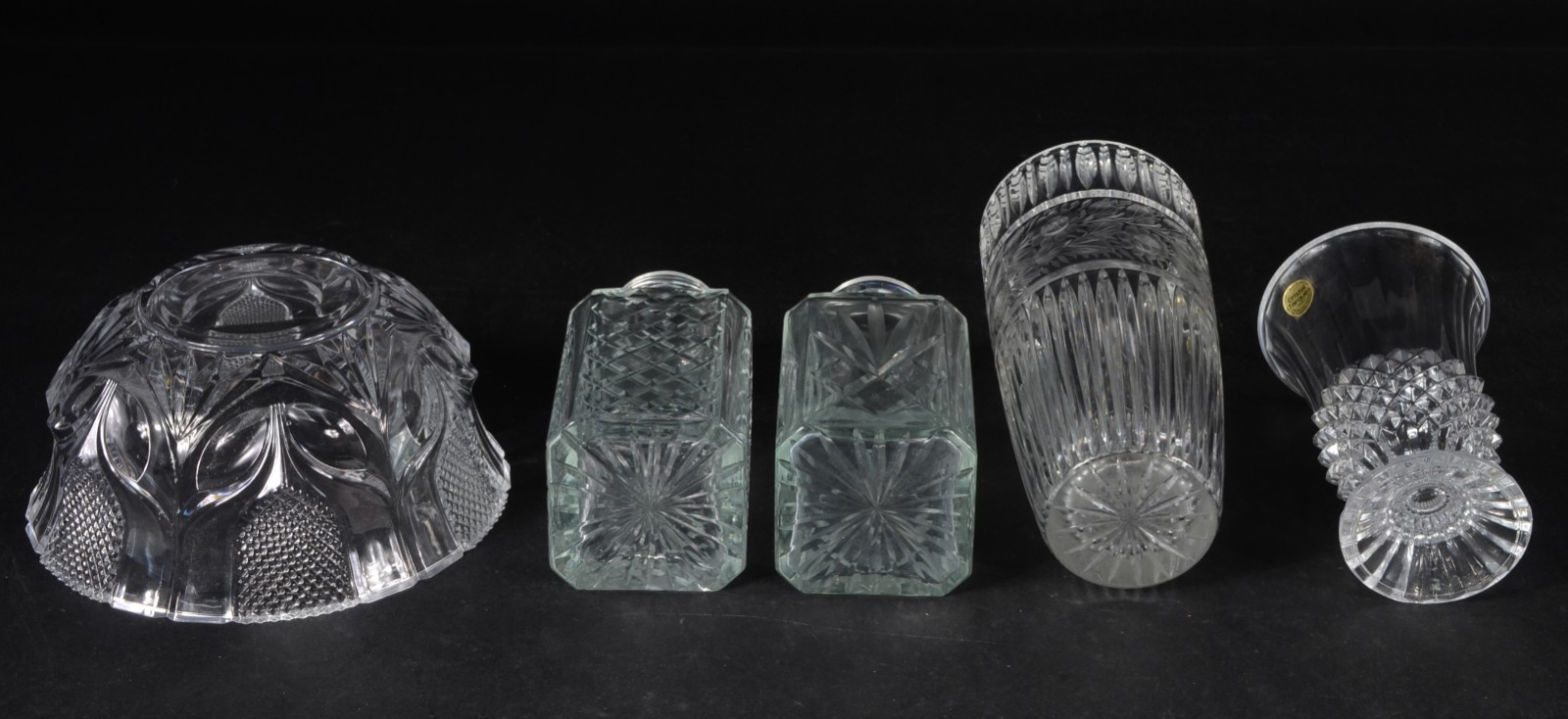 Cinco peças diversas de cristal lapidado, sendo: fruteira, duas... - foto 9 de 9