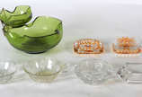 Diversas peças de vidro , sendo, 2 cinzeiros, 2... - Diversas peças de vidro , sendo, 2 cinzeiros, 2 taças com alças e bowl verde com recipiente para molho , cinzeiro e caixa . Total 7 peças.