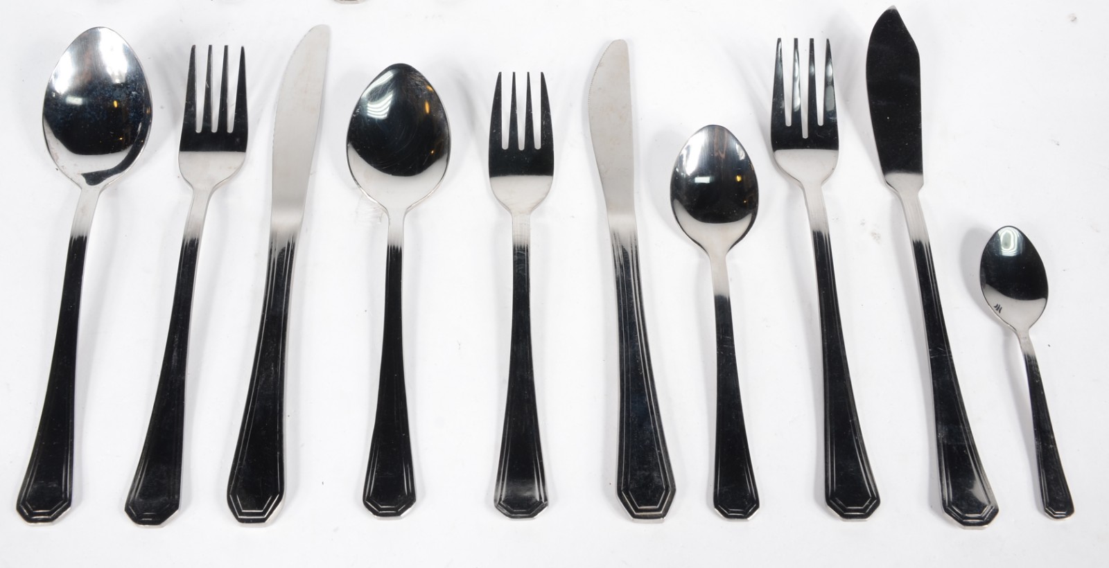 Faqueiro inox, composto de: 12 colheres, 12 garfos, 12 facas grandes... - foto 2 de 6