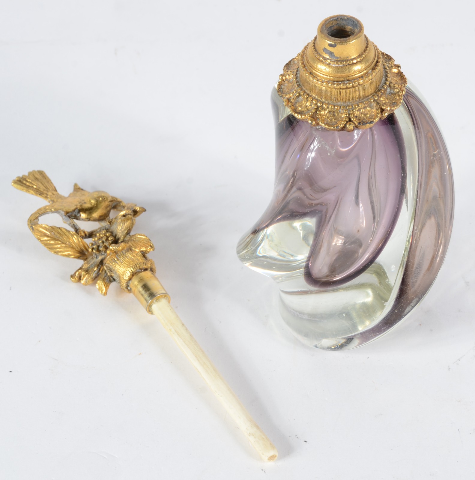 Delicado perfumeiro de cristal retorcido com detalhes na cor lilás... - foto 8 de 11
