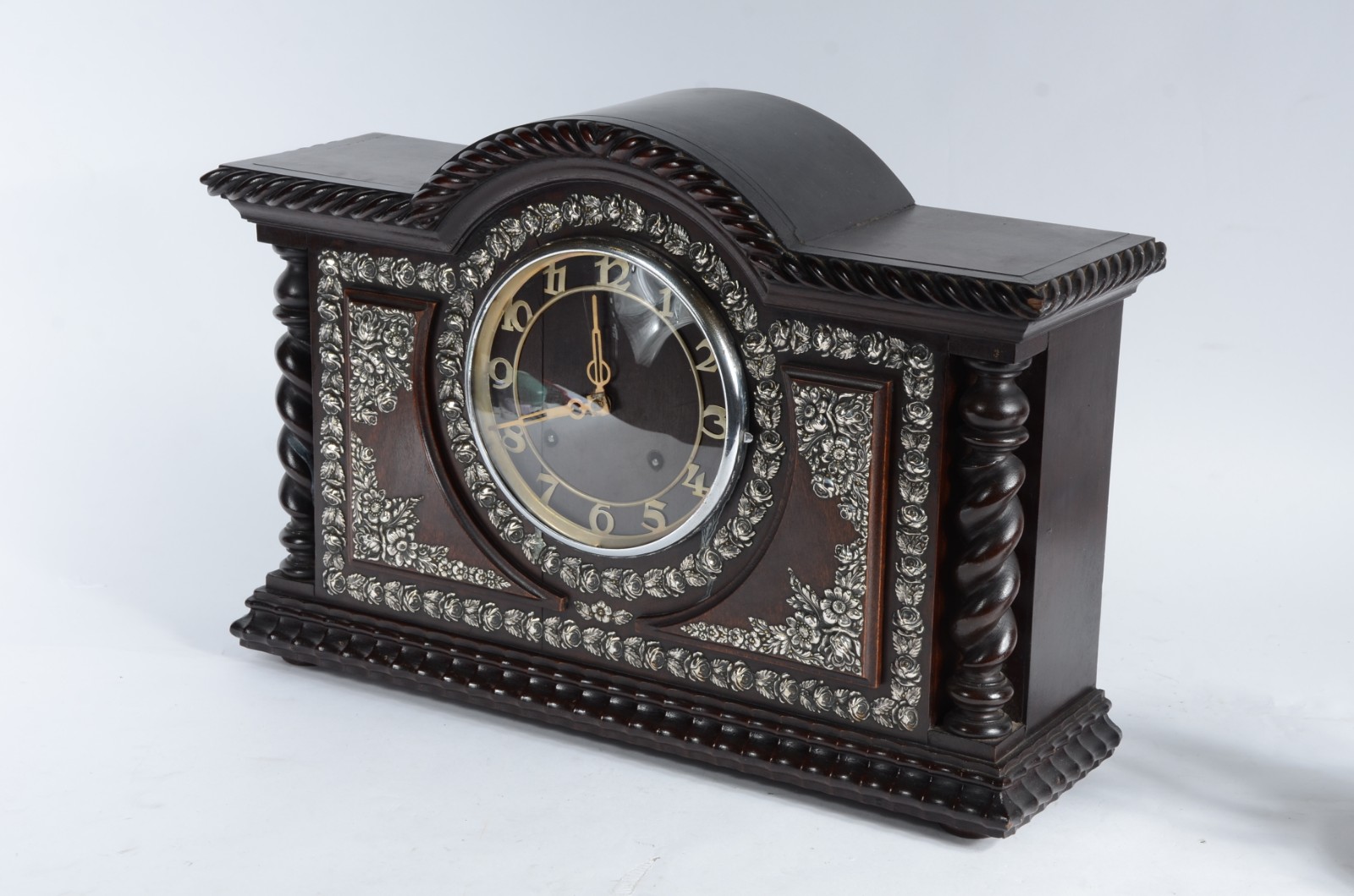 Relógio de mesa de madeira estilo Manuelino com detalhes em prata... - foto 2 de 6