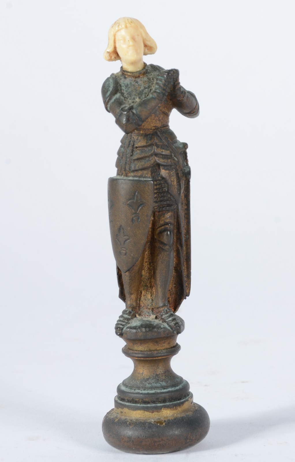 Estatueta de bronze e marfim representando Joana D'arc. Assinada... - foto 1 de 6