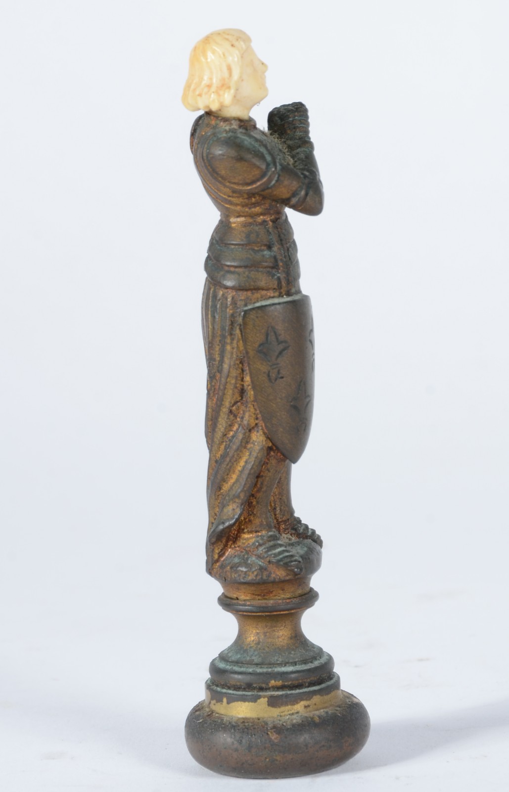 Estatueta de bronze e marfim representando Joana D'arc. Assinada... - foto 3 de 6