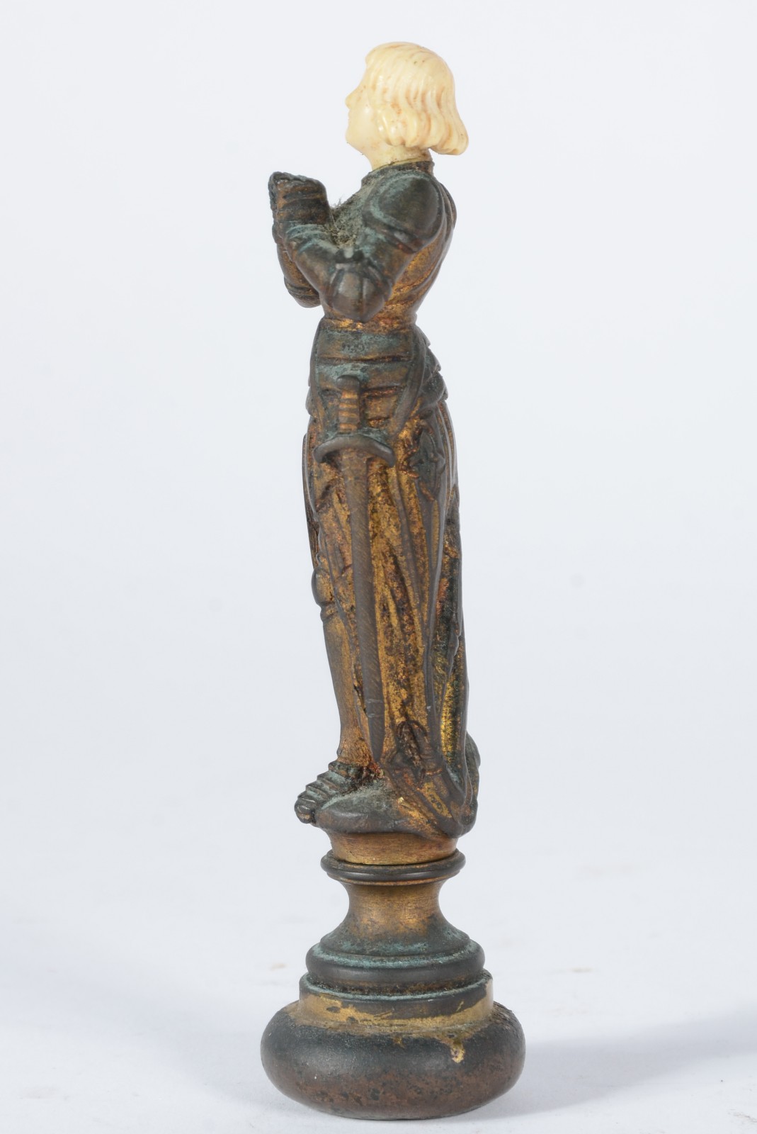 Estatueta de bronze e marfim representando Joana D'arc. Assinada... - foto 4 de 6