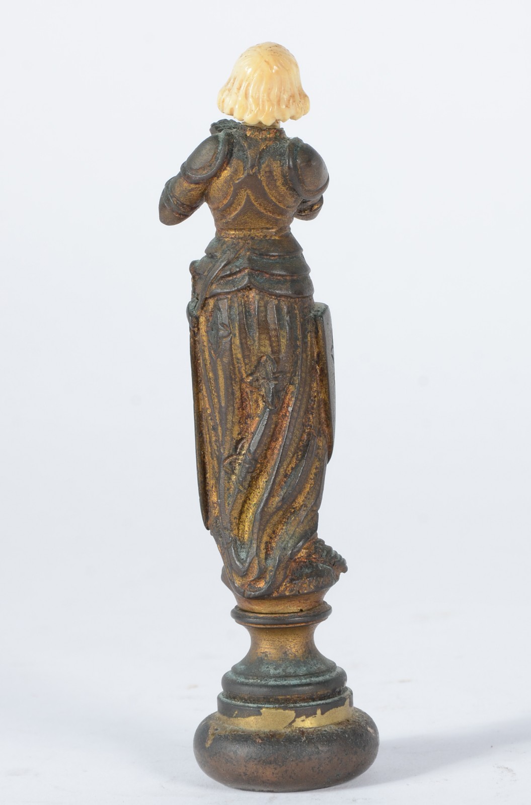 Estatueta de bronze e marfim representando Joana D'arc. Assinada... - foto 5 de 6