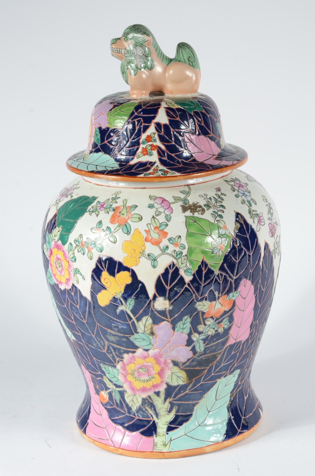Potiche de porcelana chinesa policromada, pega na forma de cão de fó. - foto 1 de 7