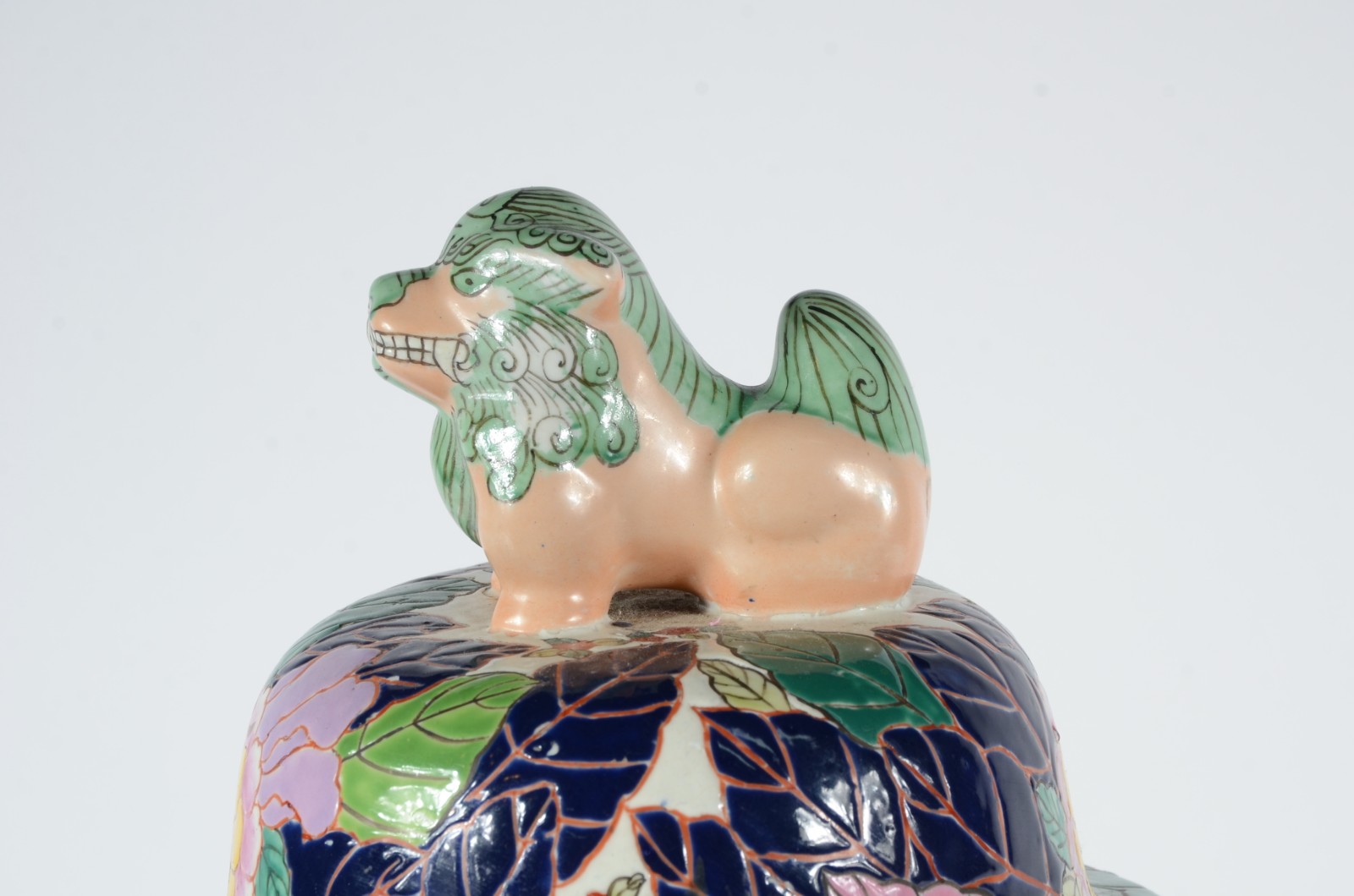 Potiche de porcelana chinesa policromada, pega na forma de cão de fó. - foto 3 de 7