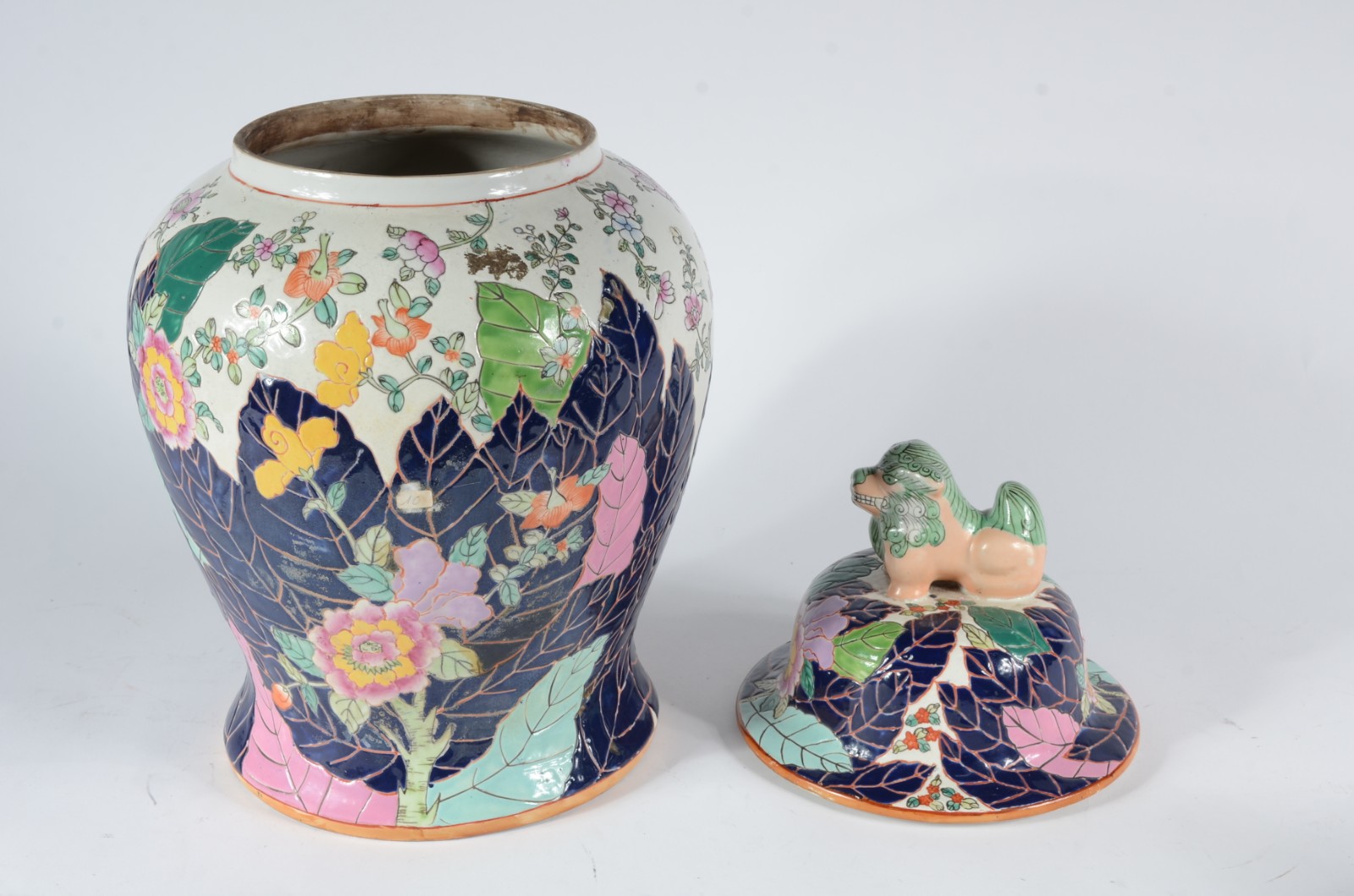 Potiche de porcelana chinesa policromada, pega na forma de cão de fó. - foto 6 de 7