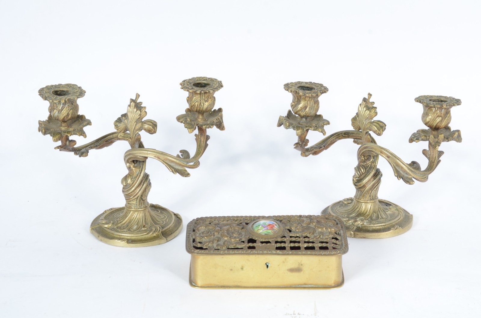 Três peças de bronze, sendo: par de candelabros italianos para 2... - foto 1 de 9