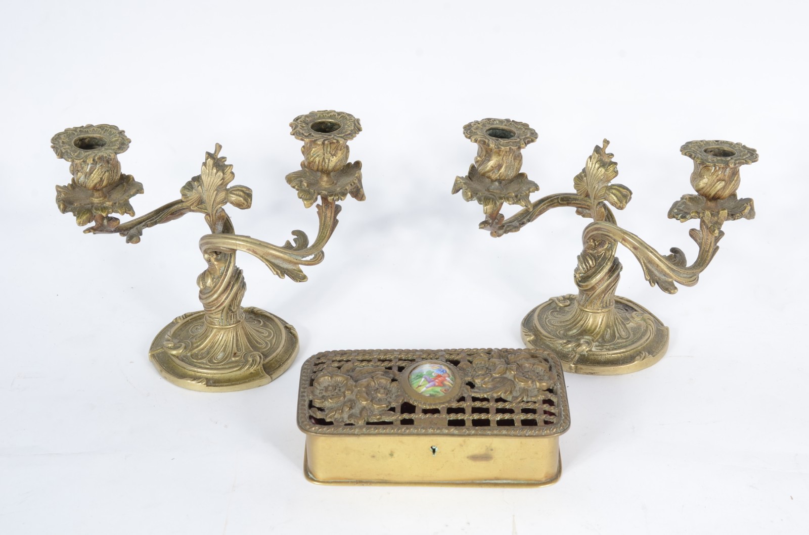 Três peças de bronze, sendo: par de candelabros italianos para 2... - foto 2 de 9