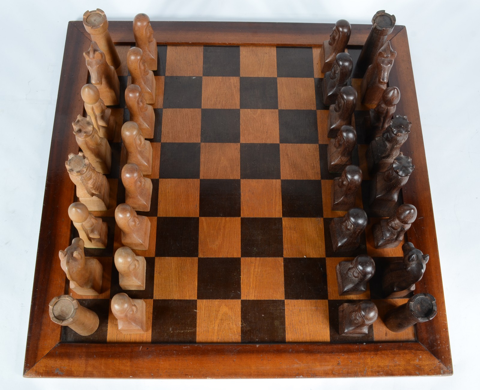 Grande tabuleiro de Jogo de xadrez com peças de madeira. - foto 1 de 7