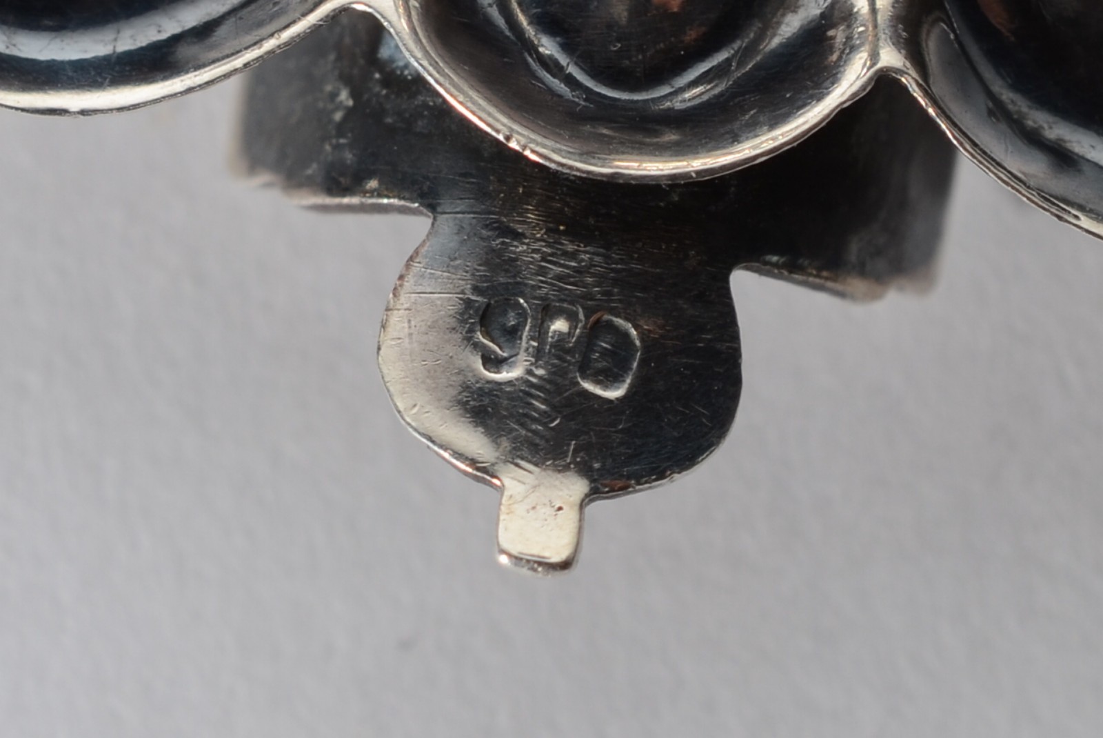 Seis pequenas peças de prata de lei, sendo um açucareiro, um porta... - foto 6 de 7