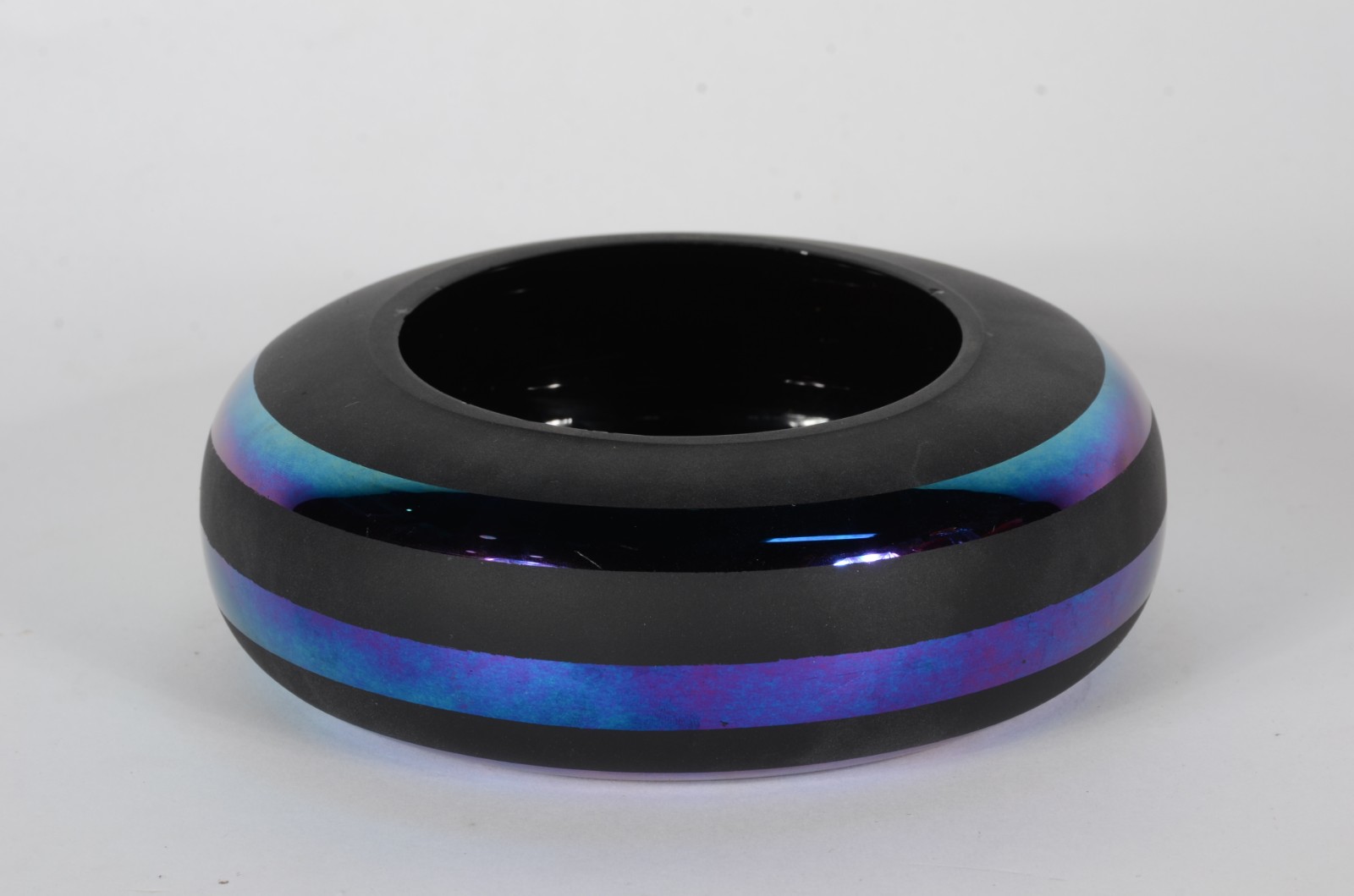 Bowl de vidro decorativo preto com "serpentinas" coloridas em... - foto 2 de 6