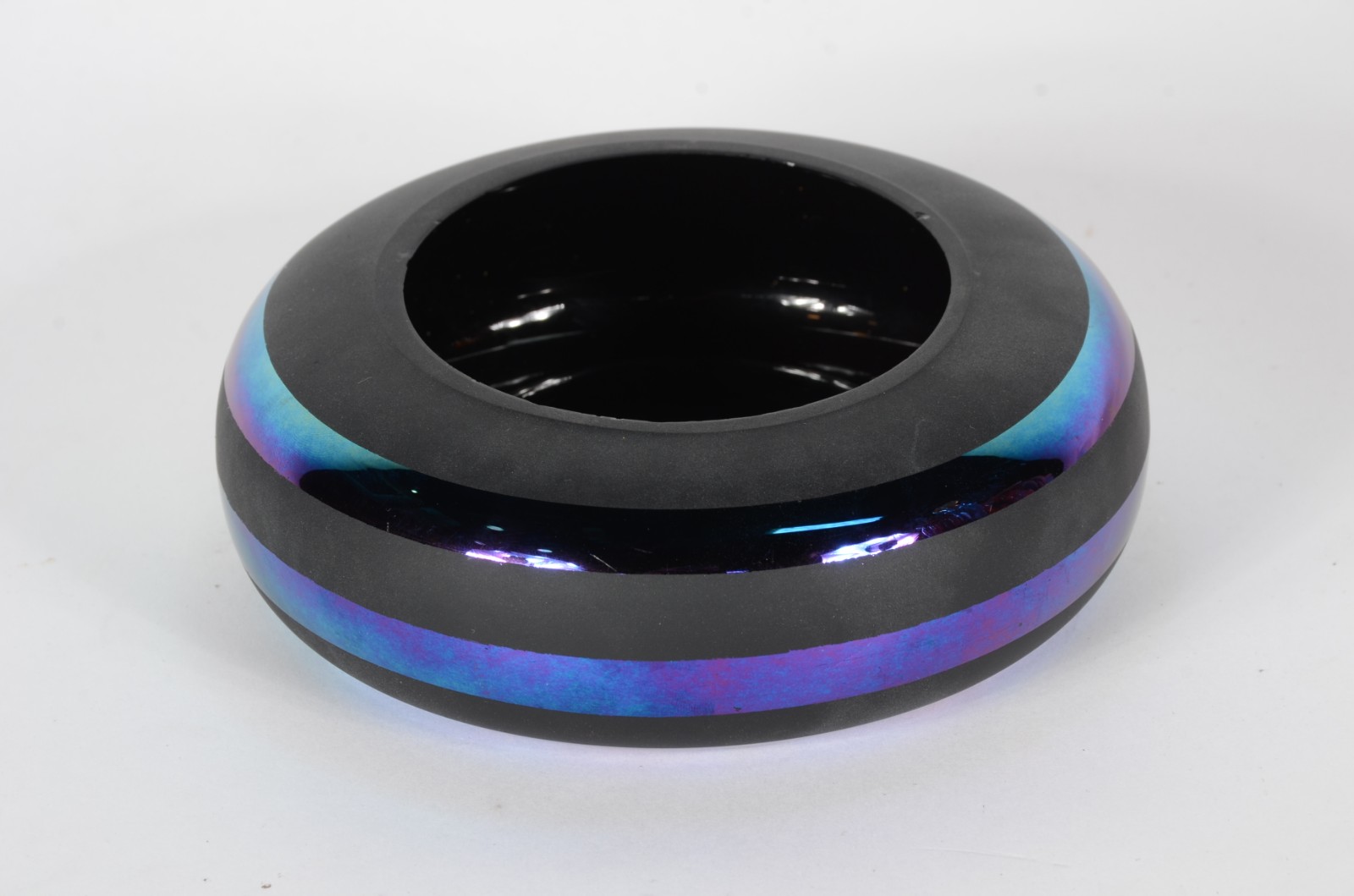 Bowl de vidro decorativo preto com "serpentinas" coloridas em... - foto 3 de 6