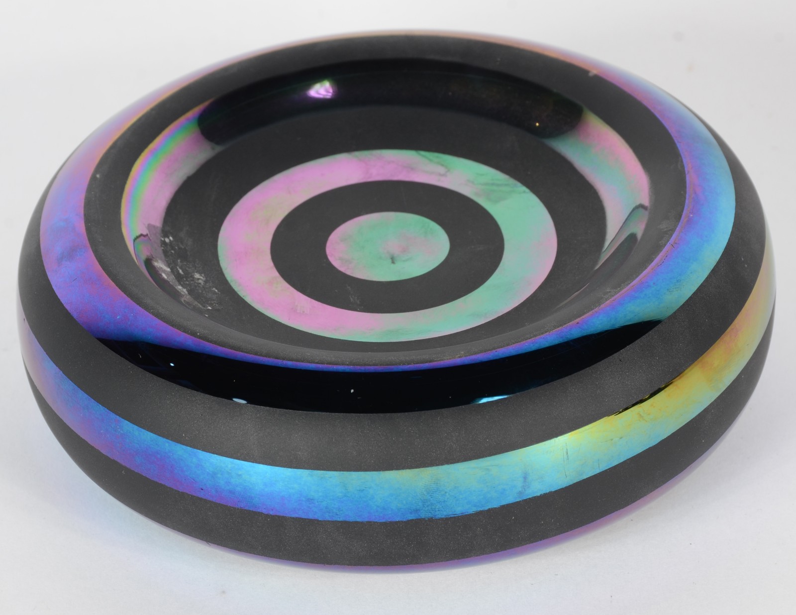 Bowl de vidro decorativo preto com "serpentinas" coloridas em... - foto 1 de 6