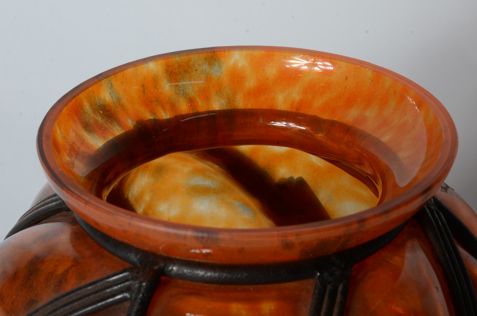 Vaso de vidro soprado, corpo globular com largos e profusos gomados... - foto 2 de 3