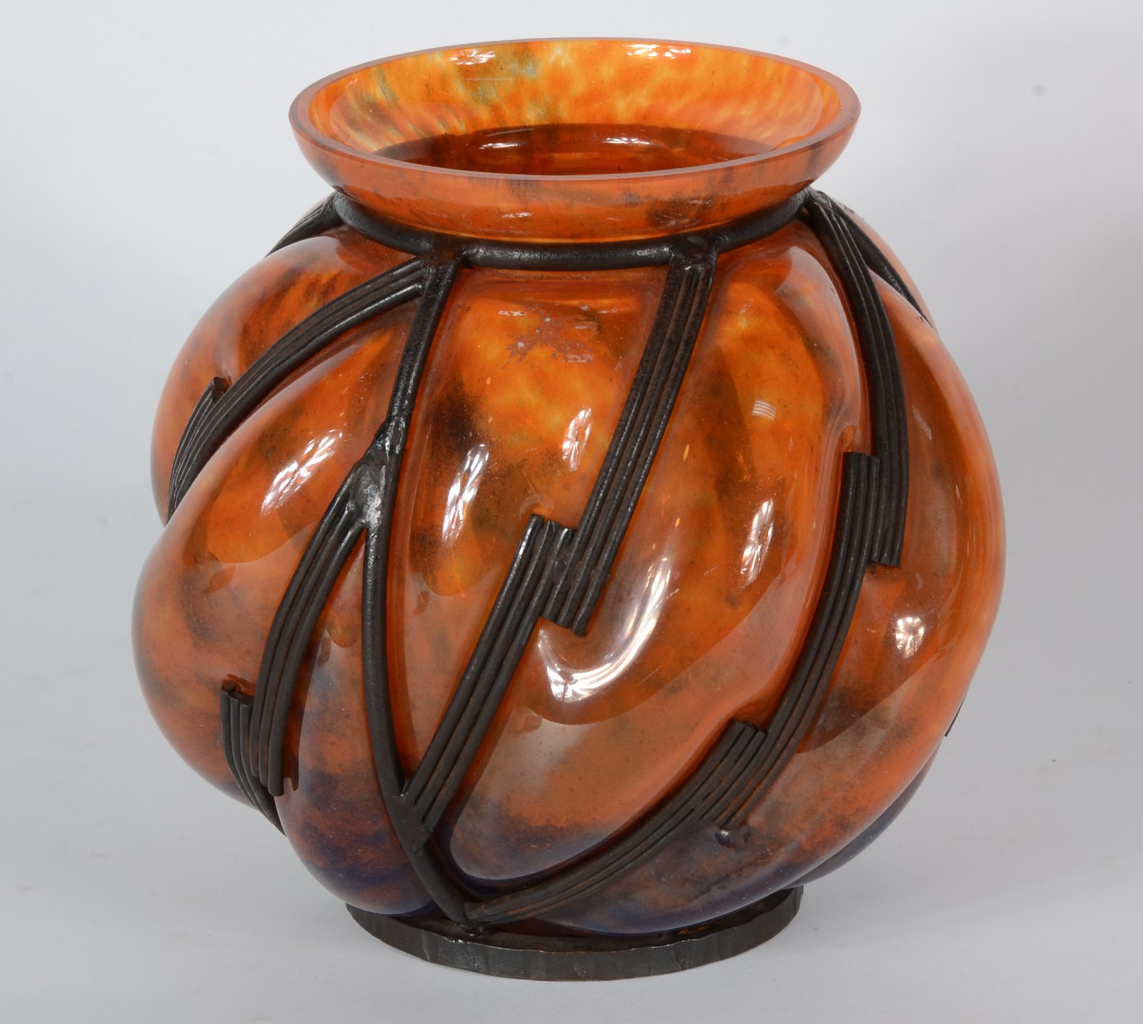 Vaso de vidro soprado, corpo globular com largos e profusos gomados... - foto 1 de 3