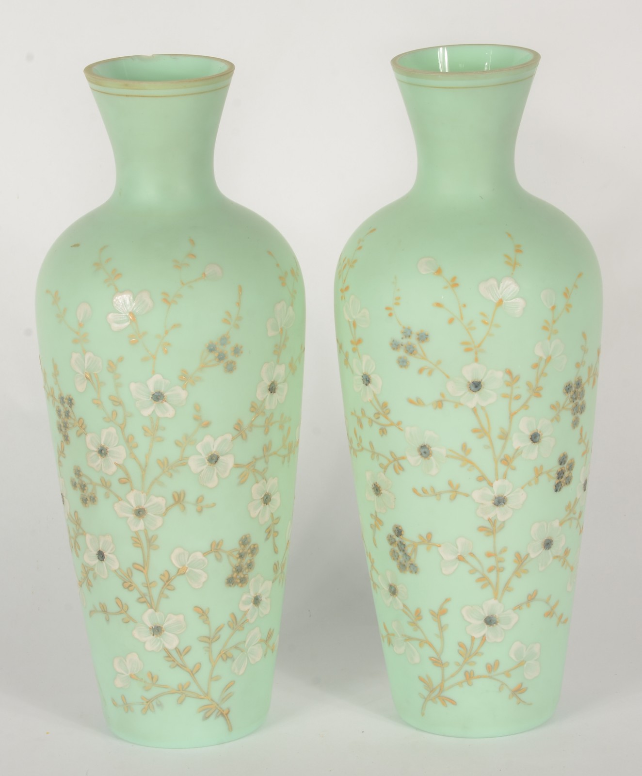 Par de vasos de opalina francesa na cor verde decoradas com delicadas... - foto 1 de 6