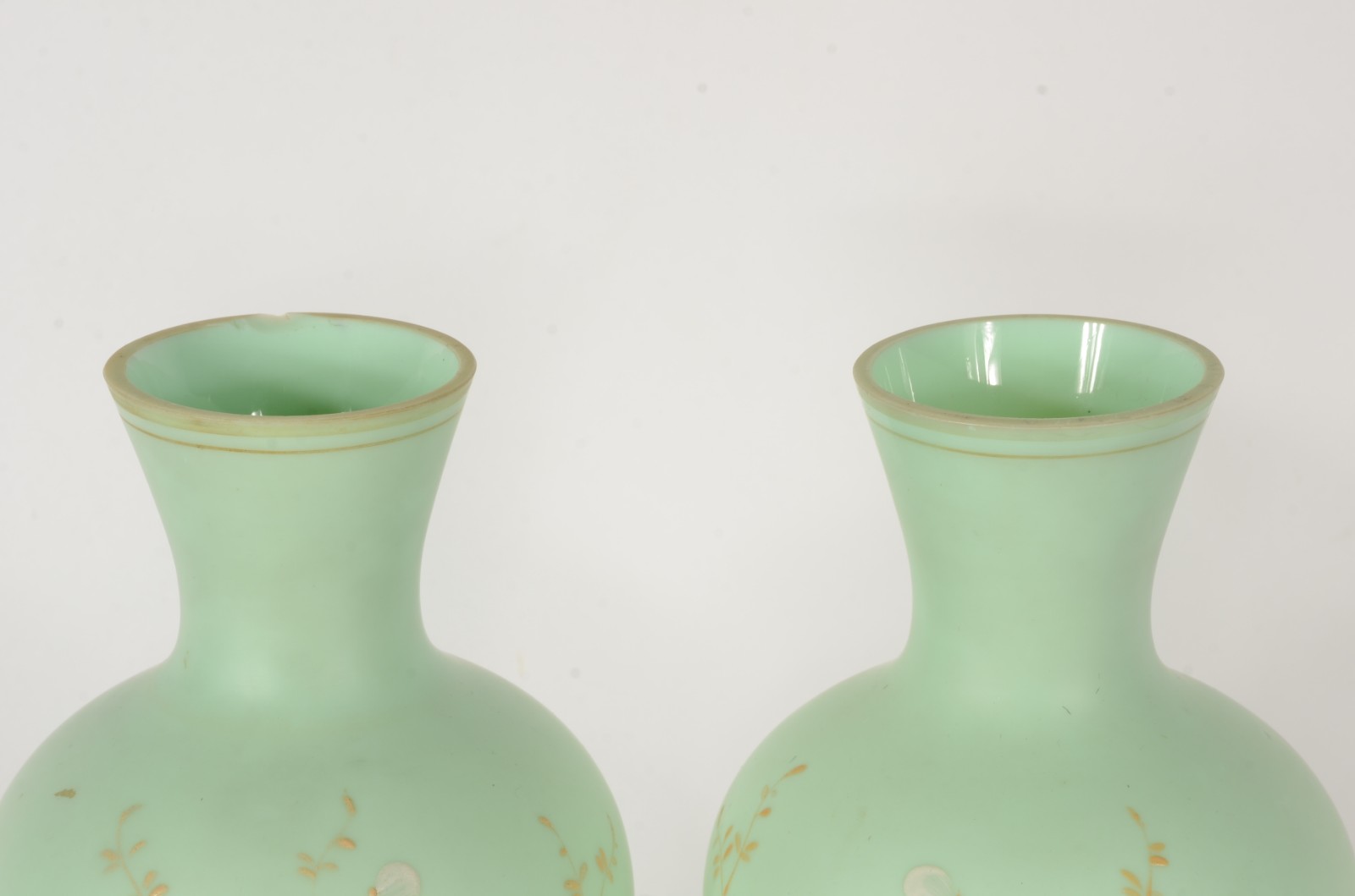 Par de vasos de opalina francesa na cor verde decoradas com delicadas... - foto 2 de 6